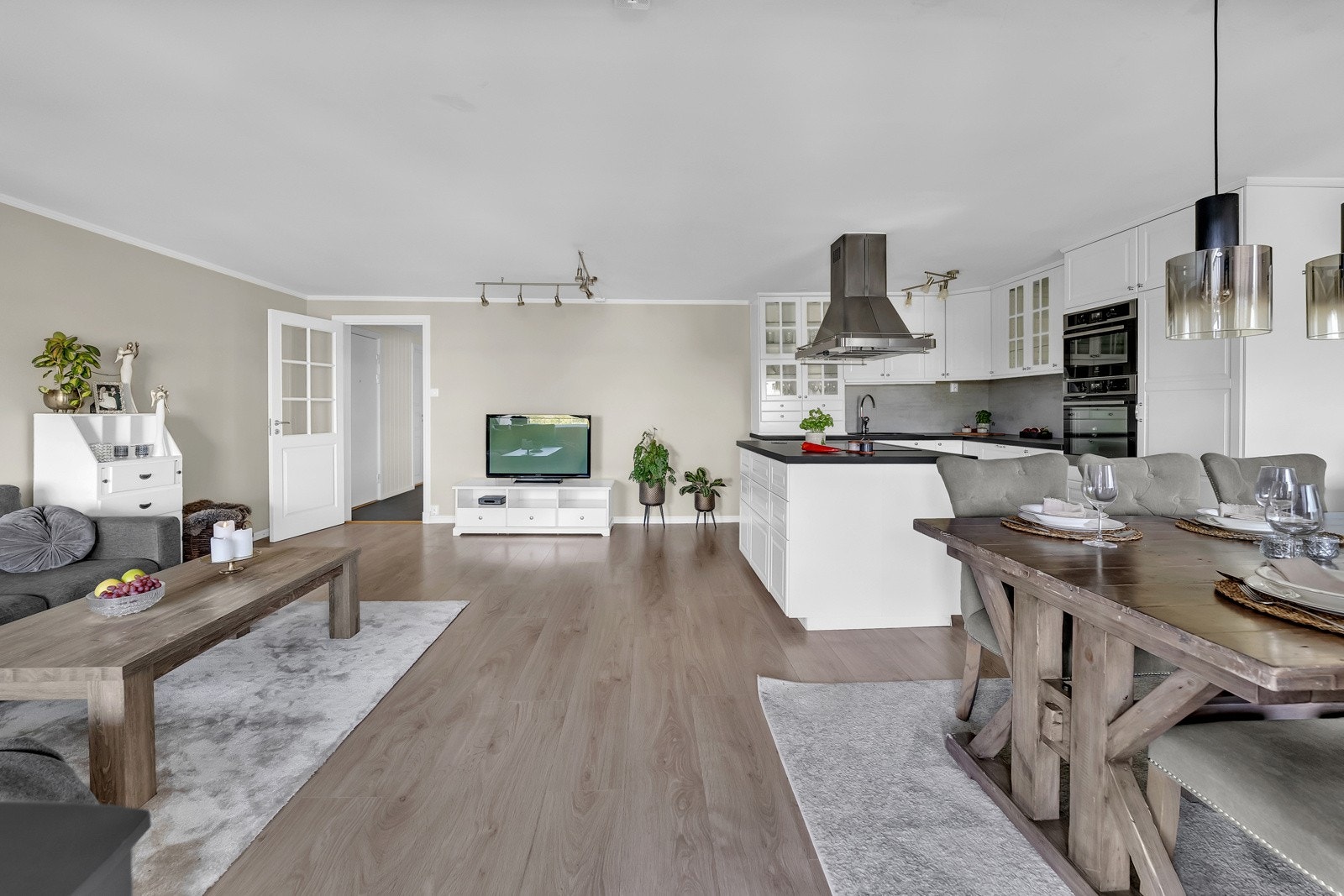 I den åpne løsningen er det god plass til både sofagruppe, tv-løsning og en romslig spisegruppe. Galleribilde