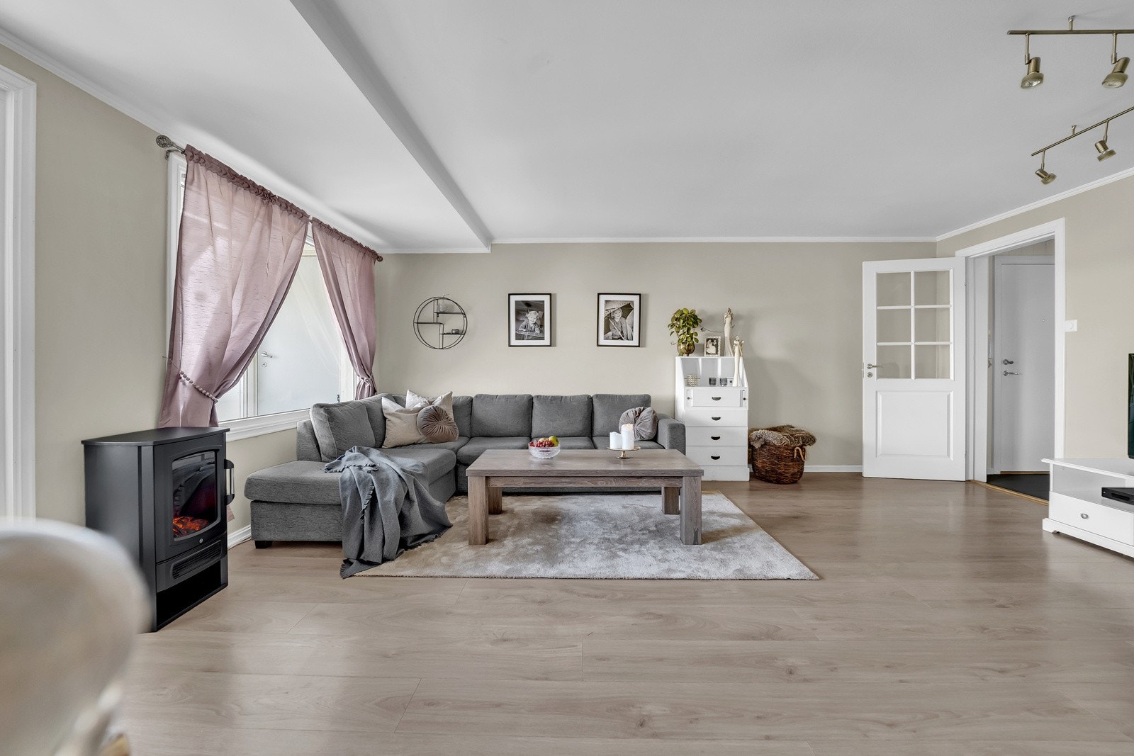 I den åpne løsningen er det god plass til både sofagruppe, tv-løsning og en romslig spisegruppe. Galleribilde