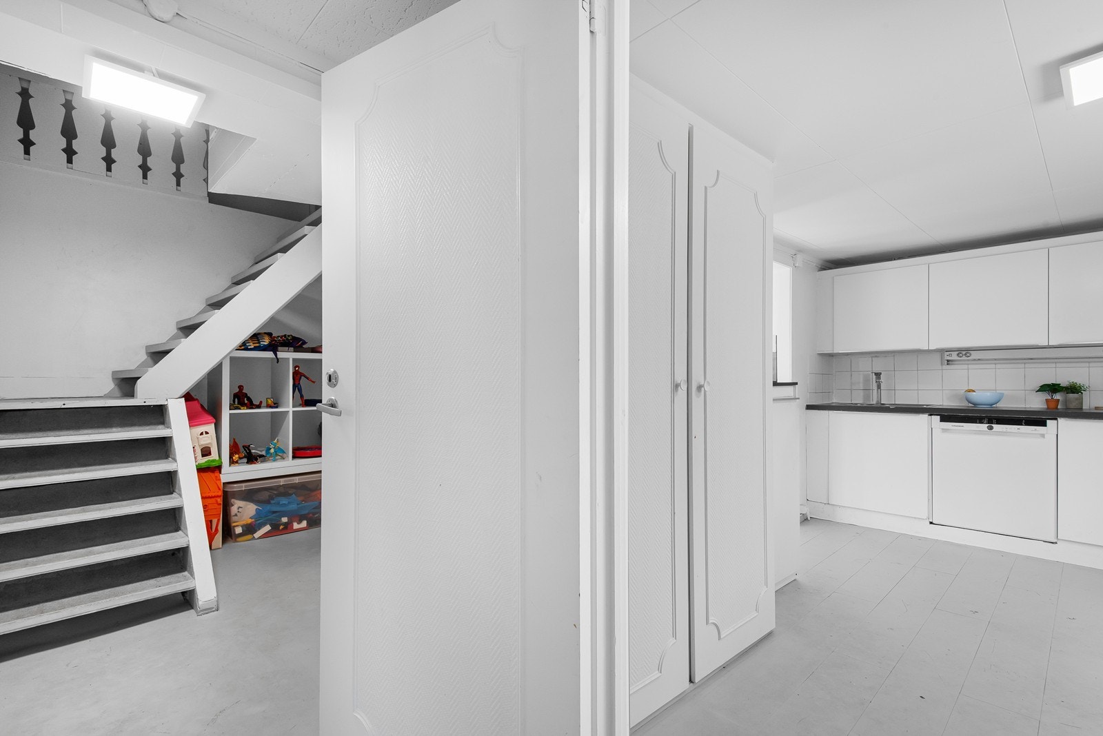 Trappegangen i 1.etasje ligger mellom entré og kjøkken, og har mulighet for oppbevaringsløsning. Galleribilde