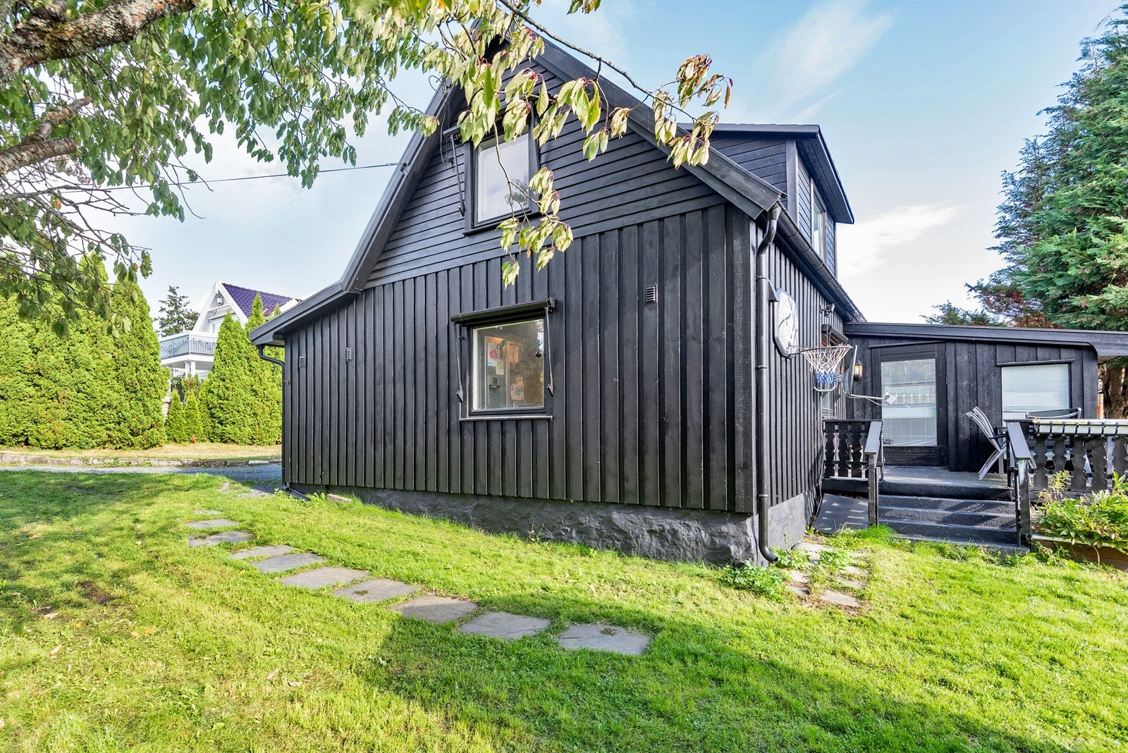 En åpen og luftig tomt med gode sol- og lysforhold som kan utnyttes i hage eller på verandaer. Galleribilde