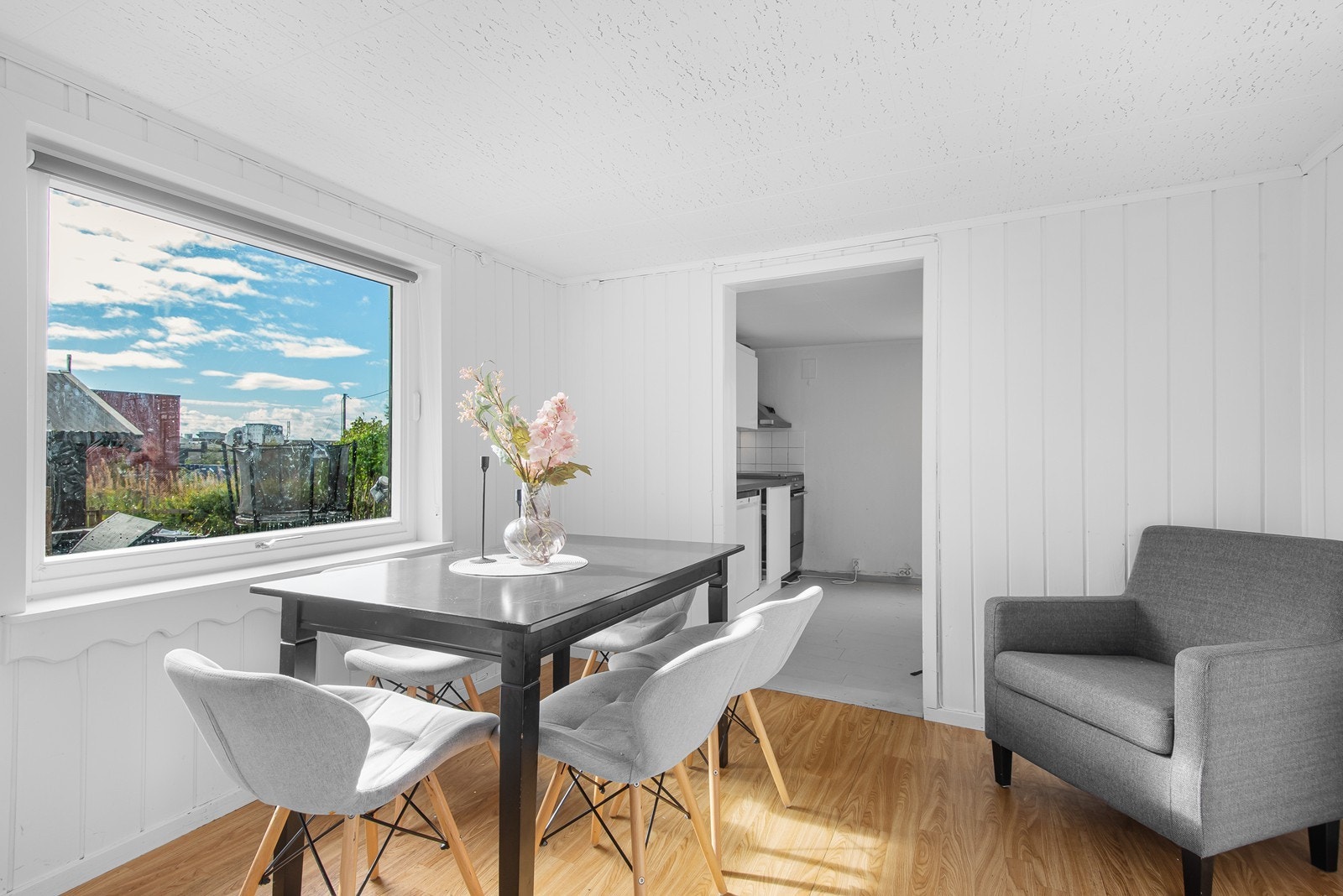 Mellom stue og kjøkken ligger spisestuen med plass for spisegruppe og et stort vindu med solskjerming. Galleribilde