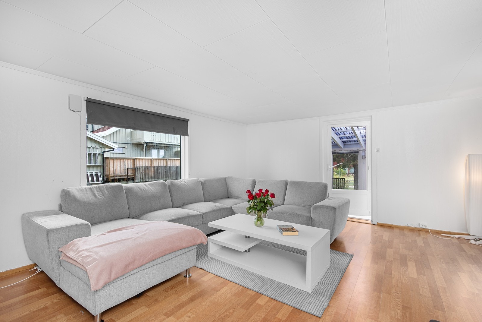 Mot sør er det utgang til en innbygget veranda og videre til utvendig veranda. Galleribilde