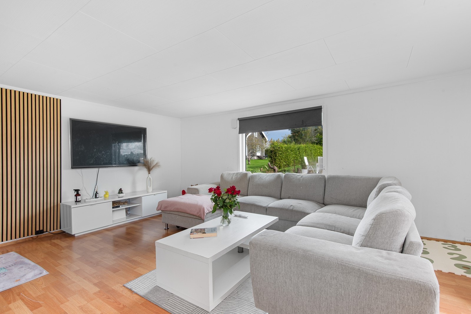 Boligen har fått en rekke oppgraderinger i løpet av 2024, blant annet med ny takshingel, byttet kjøkkeninnredning, en rekke nye overflater inne og malt fasade. Galleribilde