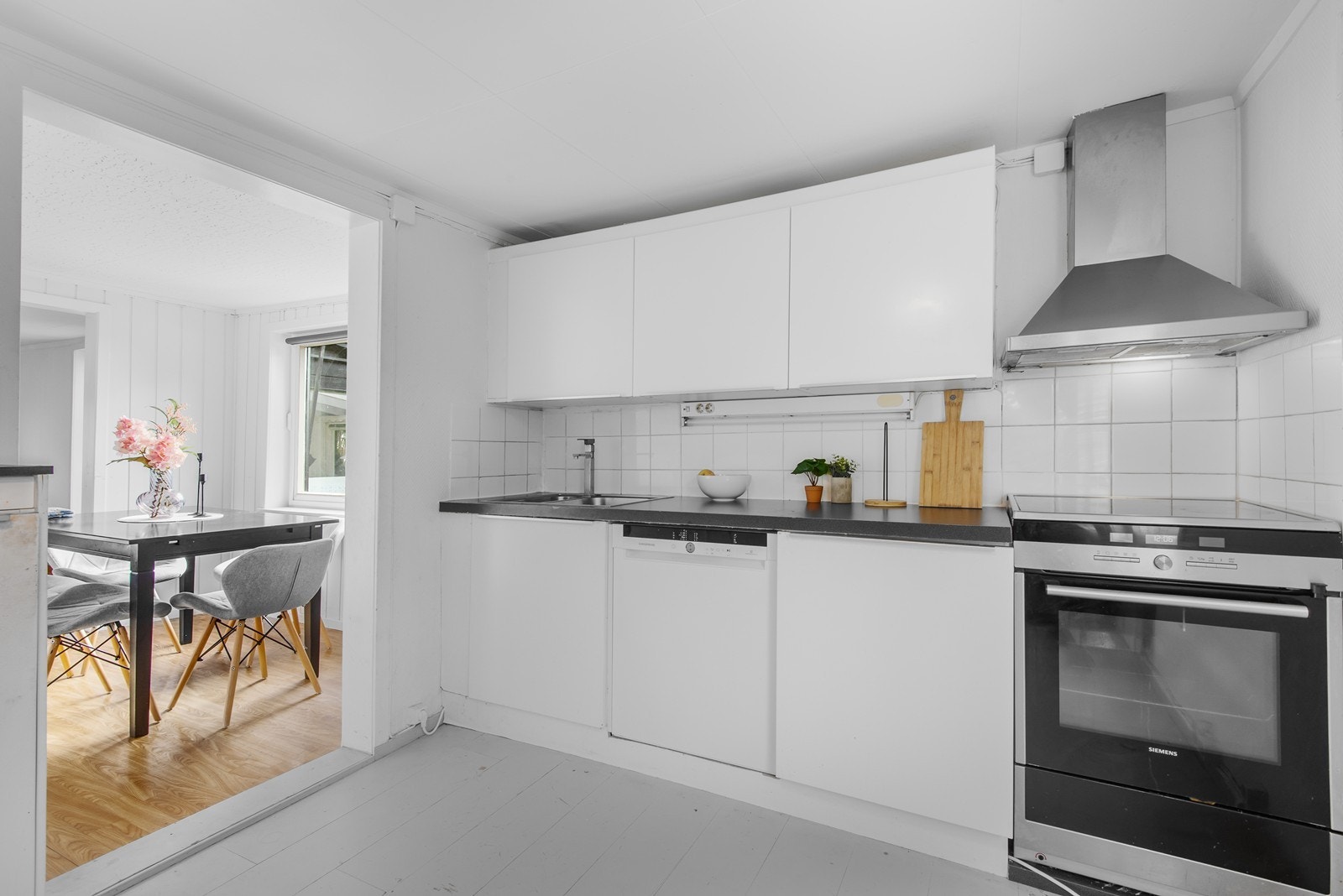 Kjøkkeninnredningen ble byttet i 2024 med blant annet etablert opplegg for oppvaskmaskin. Innredningen har slette fronter i over- og underskap og laminat benkeplate. Galleribilde