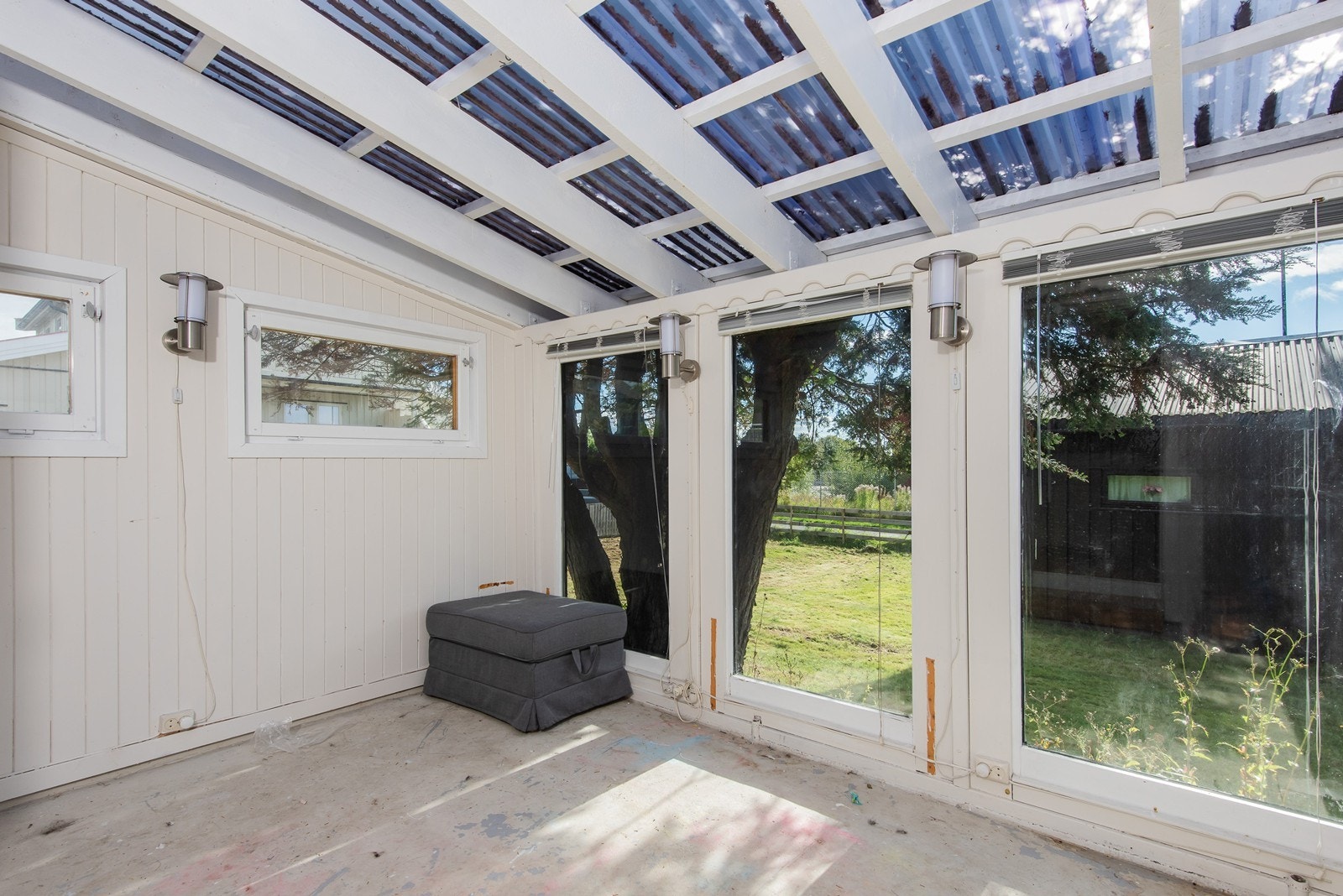 Uteplassene er sydøstvendt og har potensiale til å bli en hyggelig utvidelse av stuen på sommertid. Det er rikelig med vinduer for lysinnslipp og utsyn. Galleribilde