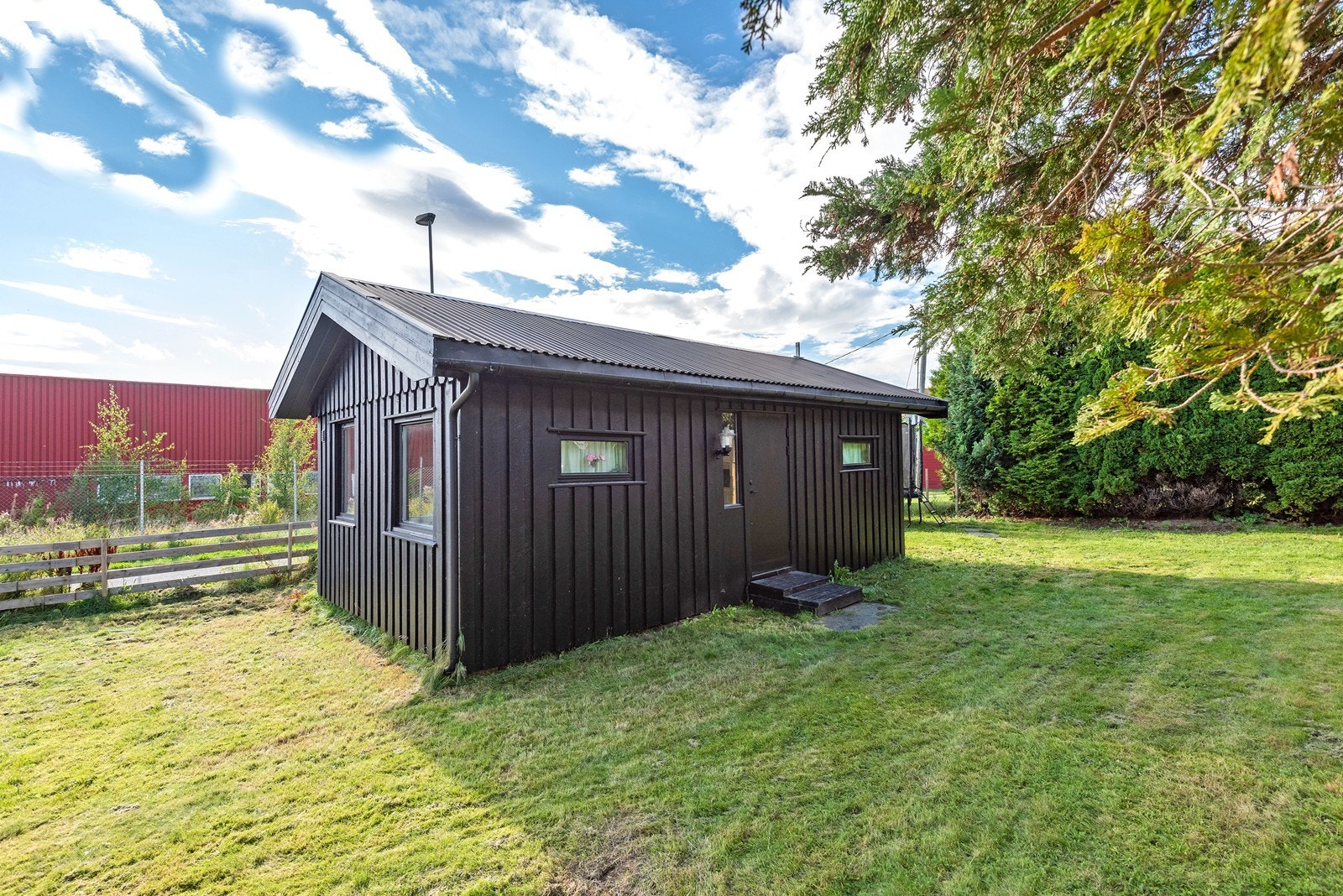 Uthus på hele 33 kvm med gode lagringsmuligheter. Galleribilde