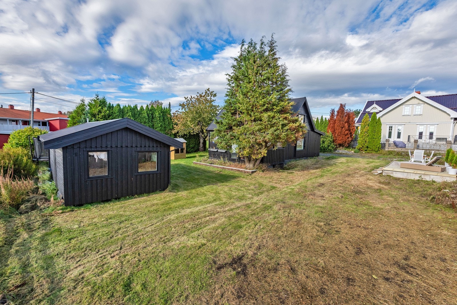 Eiendommen er opparbeidet med blant annet gressplen, busker, trær og hekk, samt en veranda på støpt såle med fine solforhold. Galleribilde