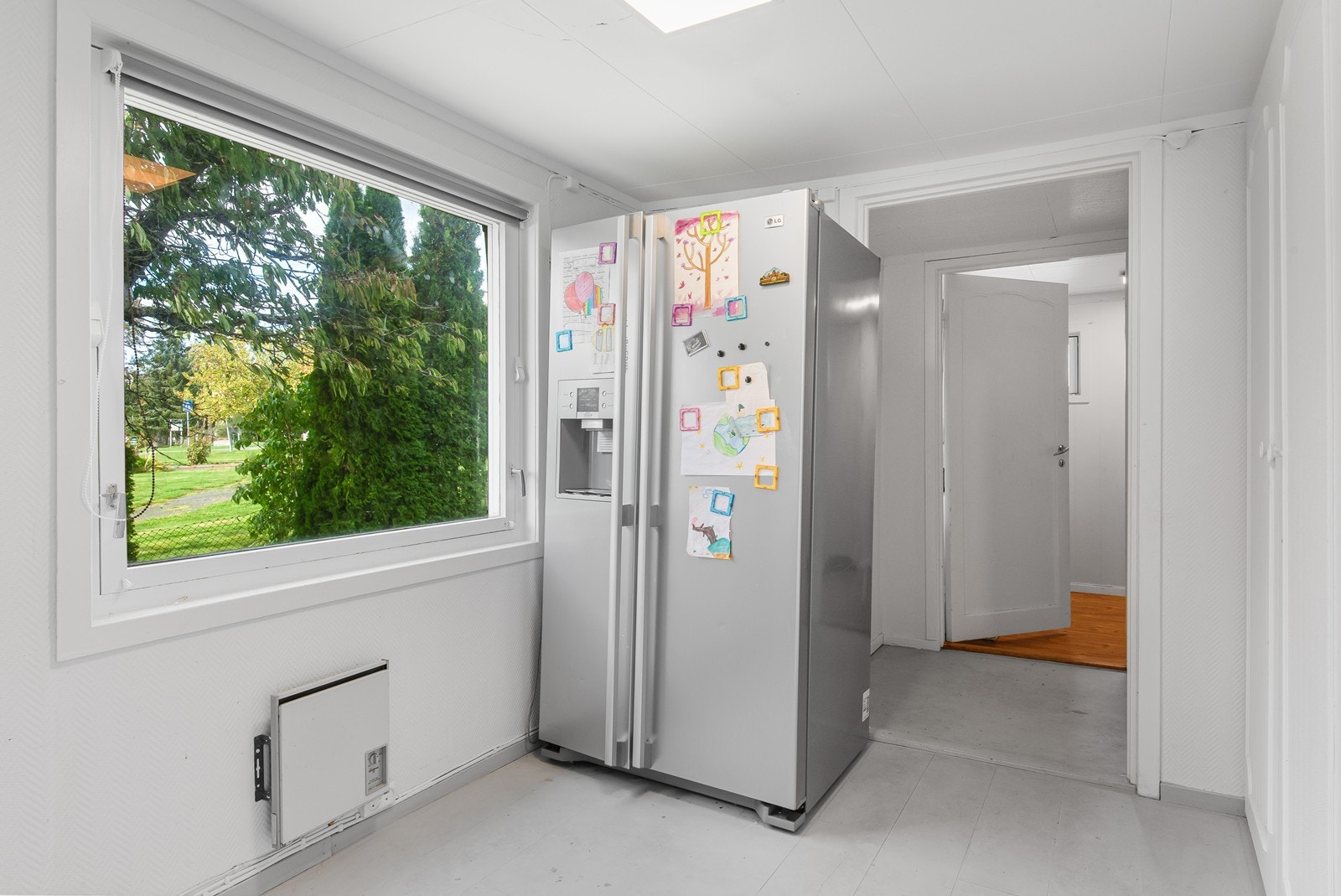 Hvitevarene består av komfyr, underbygget oppvaskmaskin og frittstående to-dørs kombiskap kjøl/frys. Galleribilde