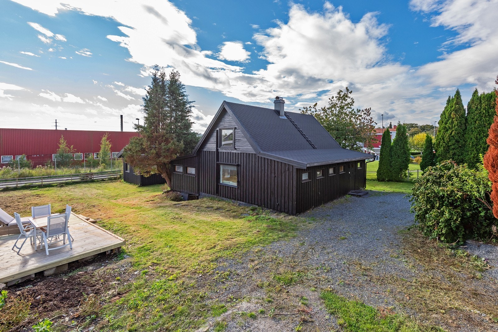 Velkommen til Stasjonsveien 5V! En enebolig med oppgraderingsbehov på stor, solrik tomt, med barnevennlig og sentral beliggenhet på Halmstad. Galleribilde