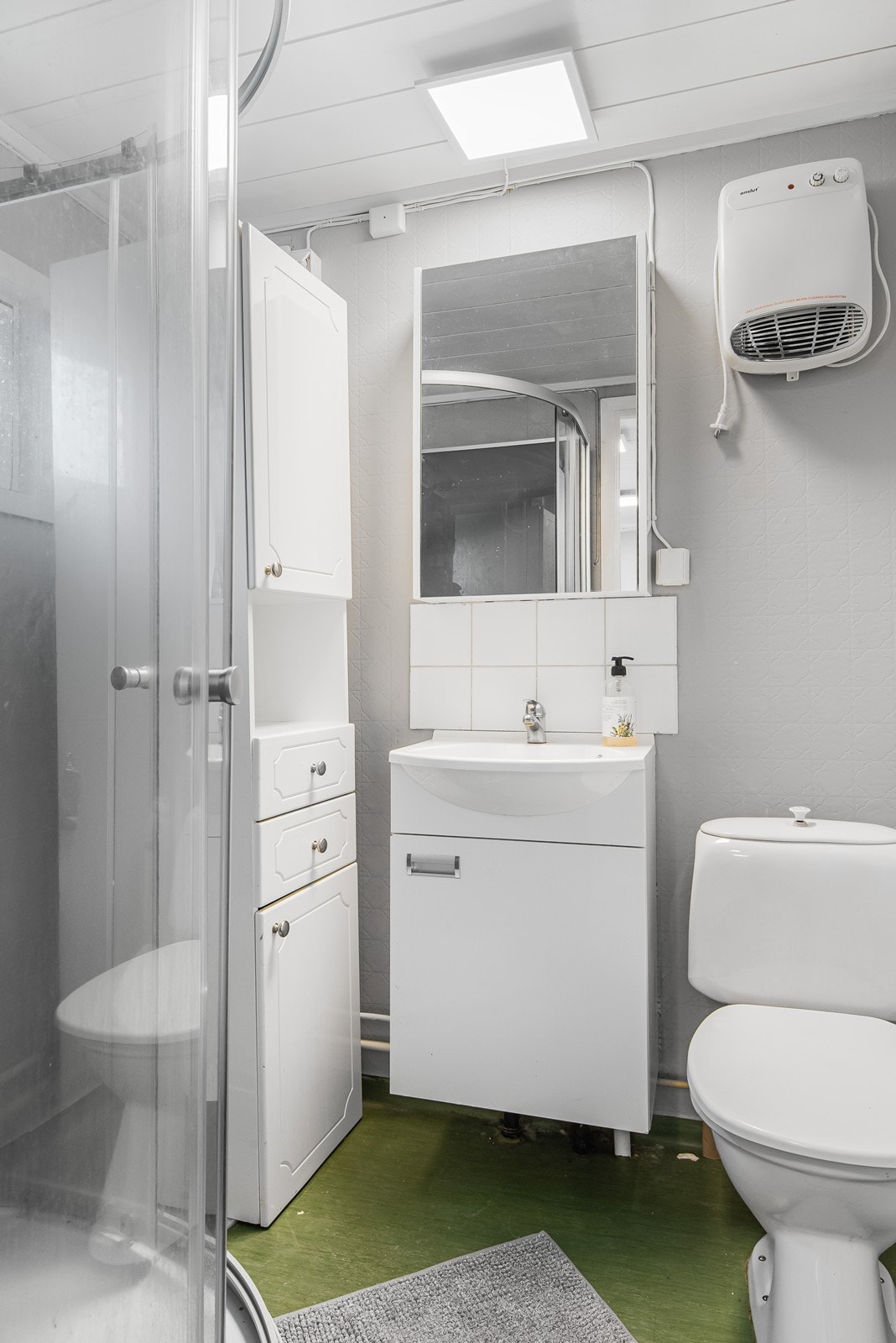 Bad, toalettrom og vaskerom ligger i adskilte rom og er fra antatt byggeår for tilbygg (1976). Dusjkabinettet ble byttet i 2024 og det er mekanisk avtrekksvifte. Galleribilde