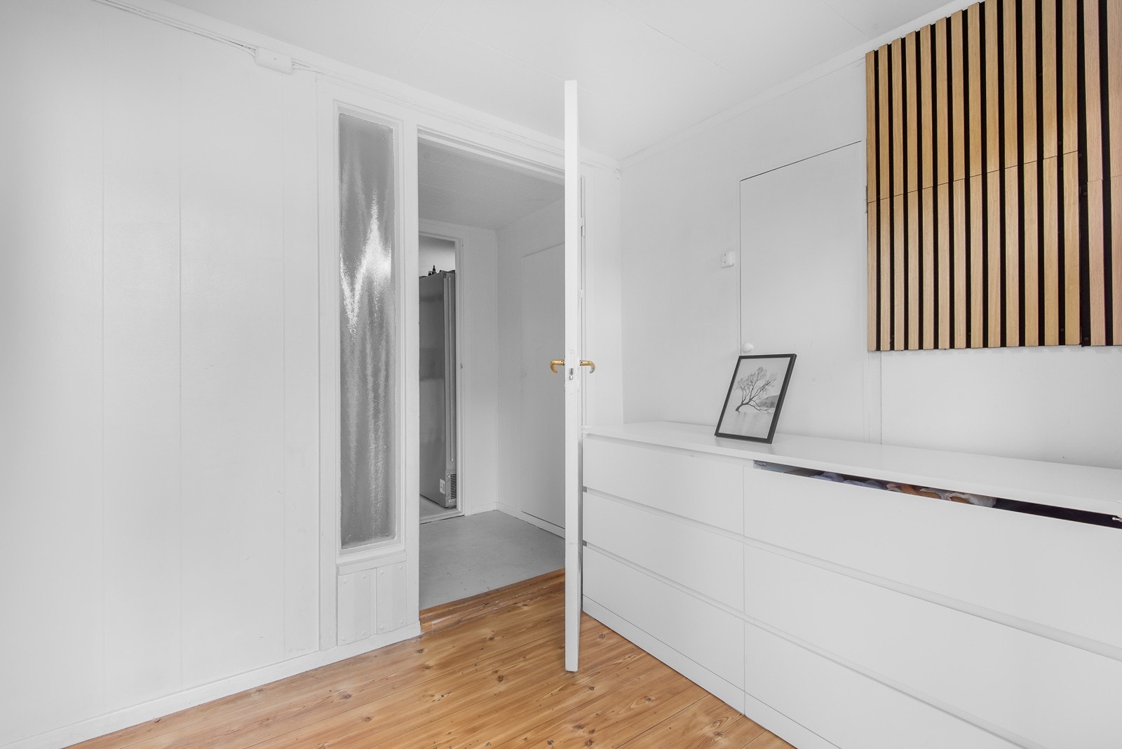 Vel inne har entreen plass for garderobemøbel og oppheng av yttertøy. Galleribilde