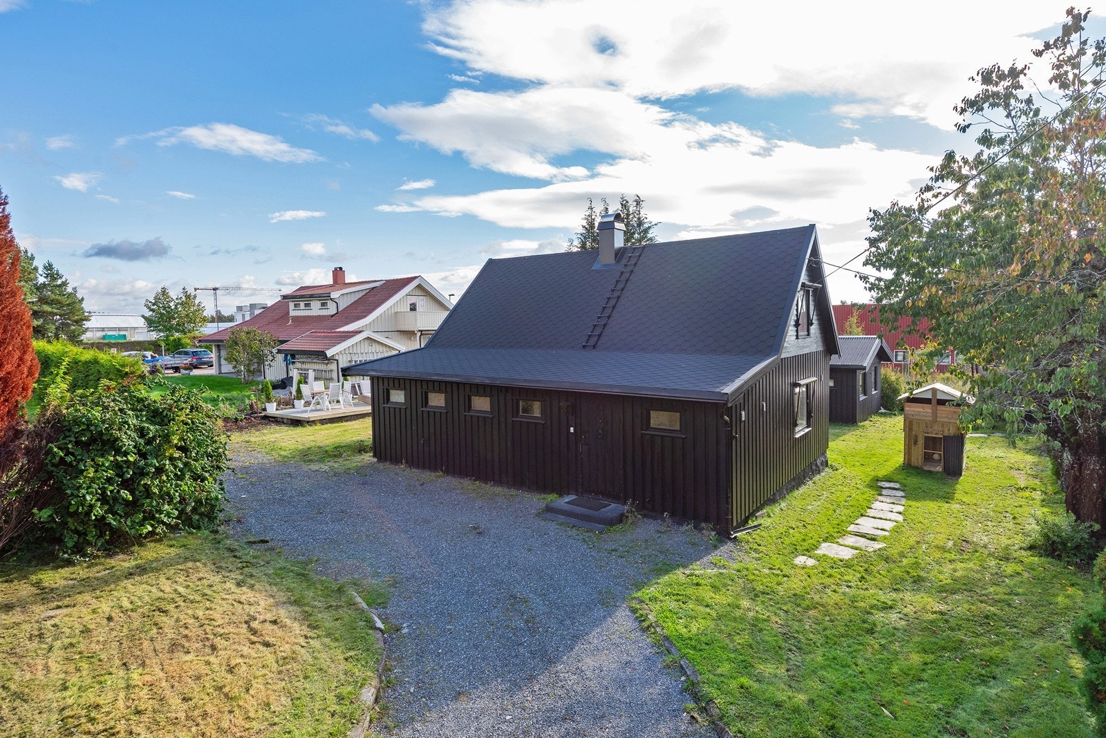 Fra blindvei er det adkomst til eiendommen via gruset innkjøring og plass til parkering på egen tomt. Galleribilde