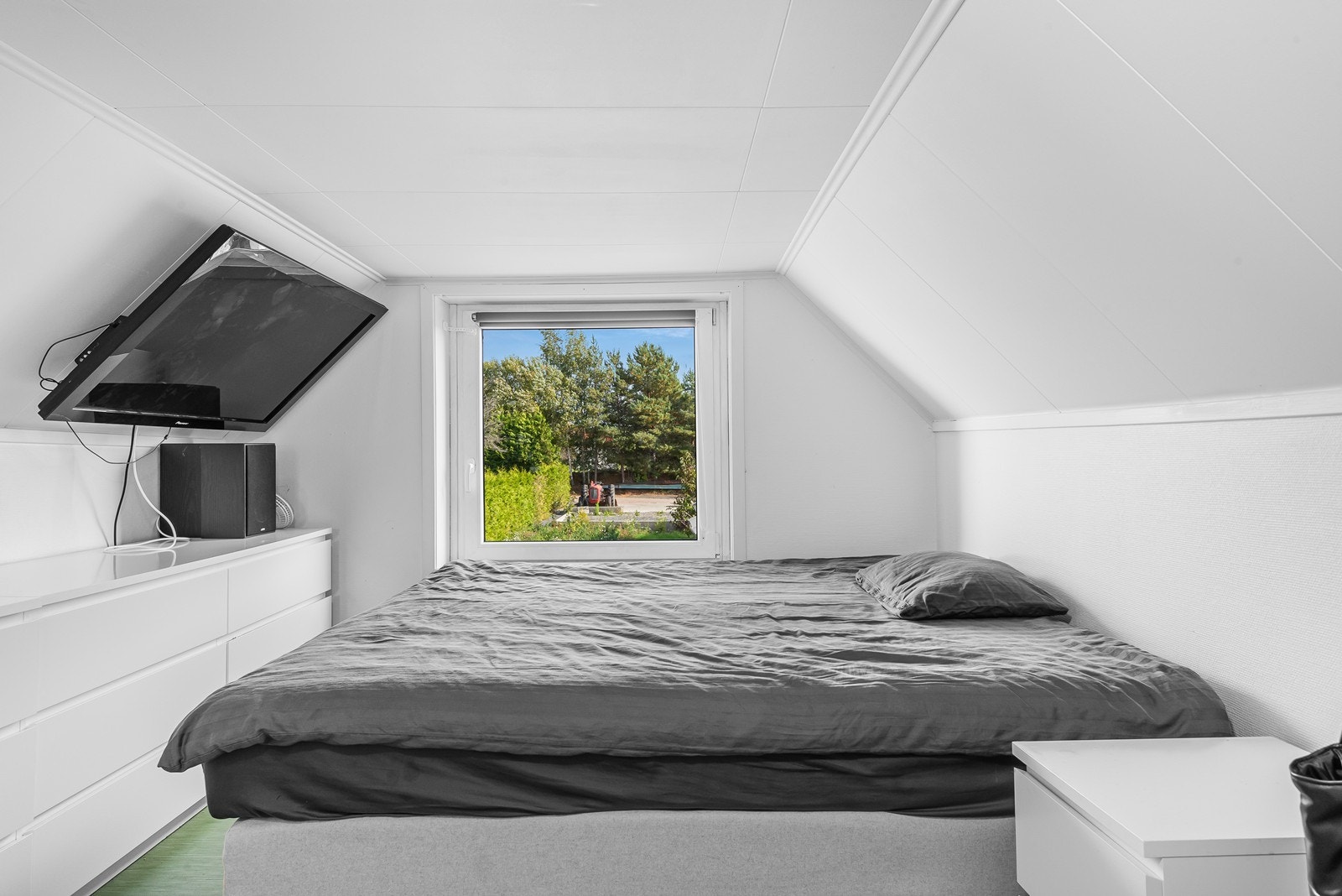 To rom brukt som soverom og en sovealkove ligger i boligens 2.etasje. Rommene oppfyller ikke krav som stilles til rom for varig opphold grunnet for lav takhøyde. Galleribilde