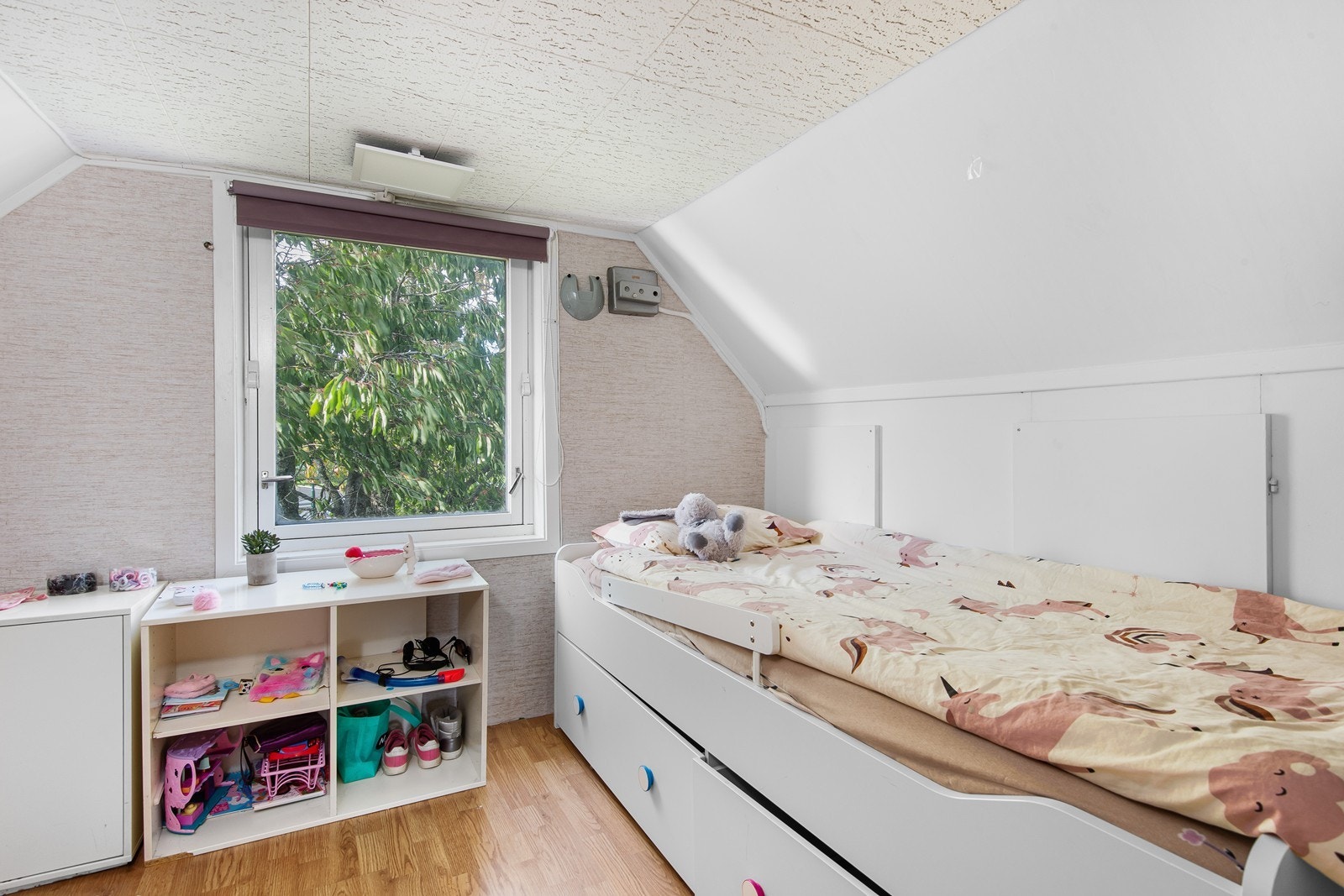 Rom brukt som soverom er innredet med senger og har tilgang til kneloft. Galleribilde