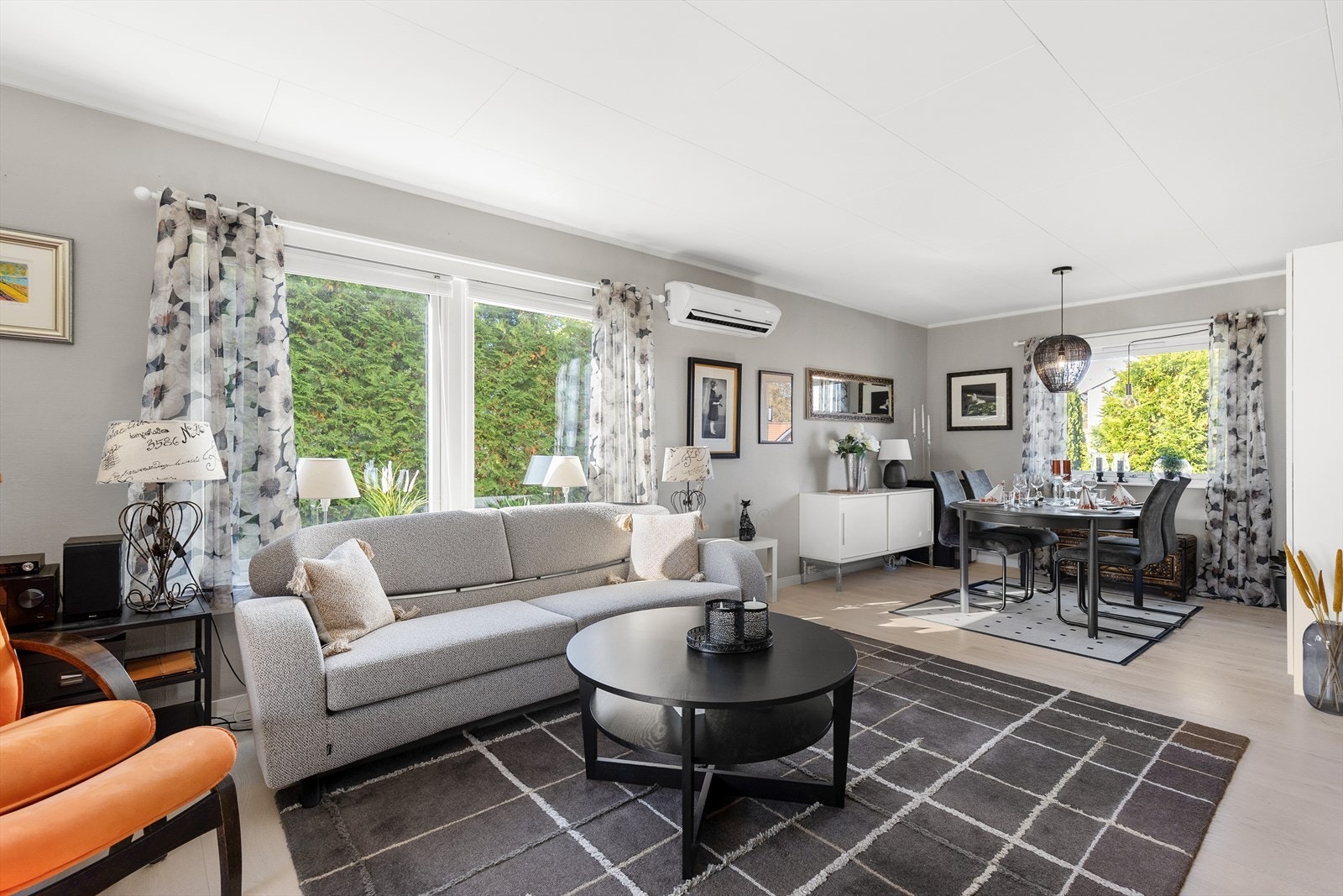 Her er det god plass til både sofaavdeling og spisegruppe Galleribilde
