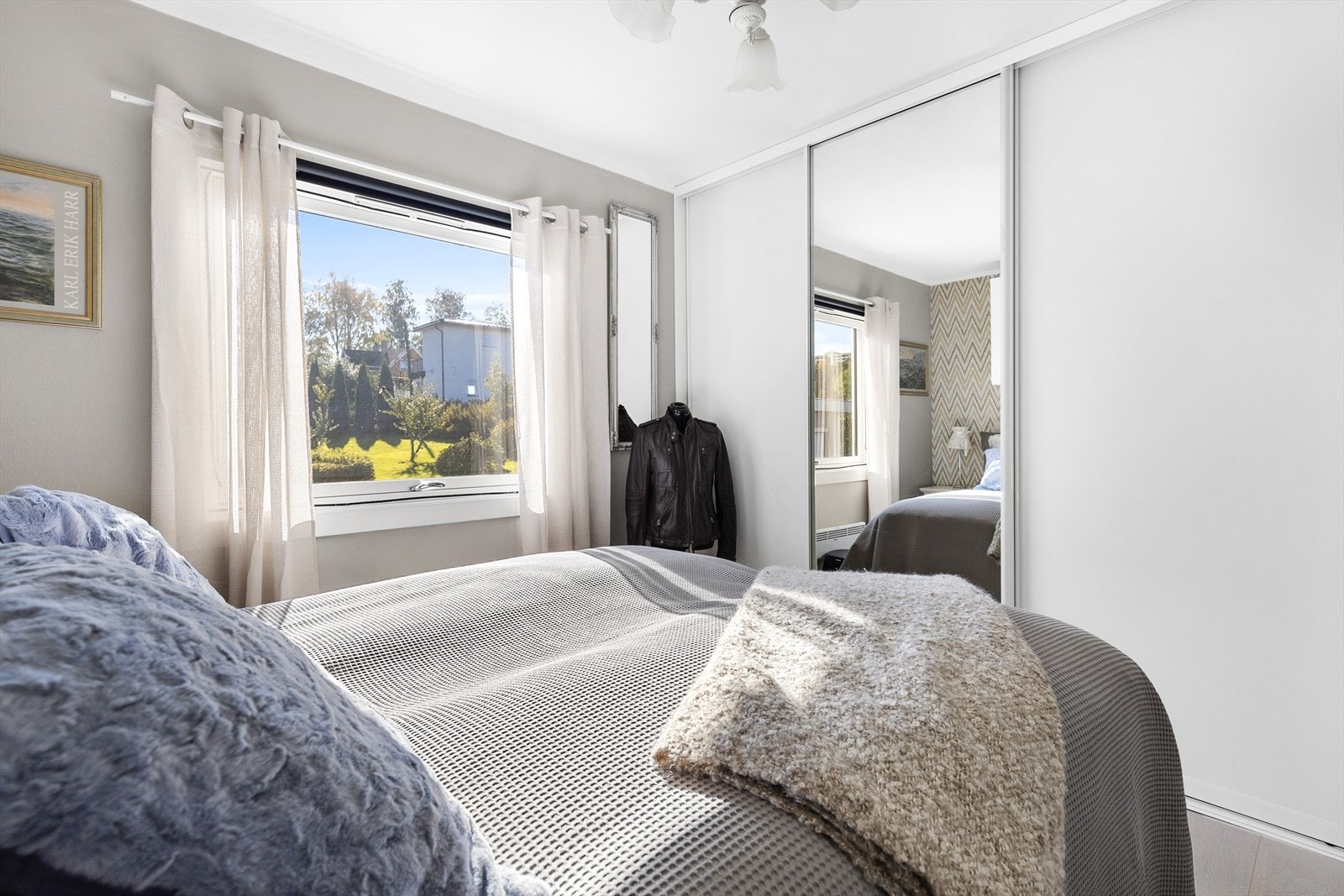 Svært innholdsrik skyvedørsgarderobe fra 2018 Galleribilde