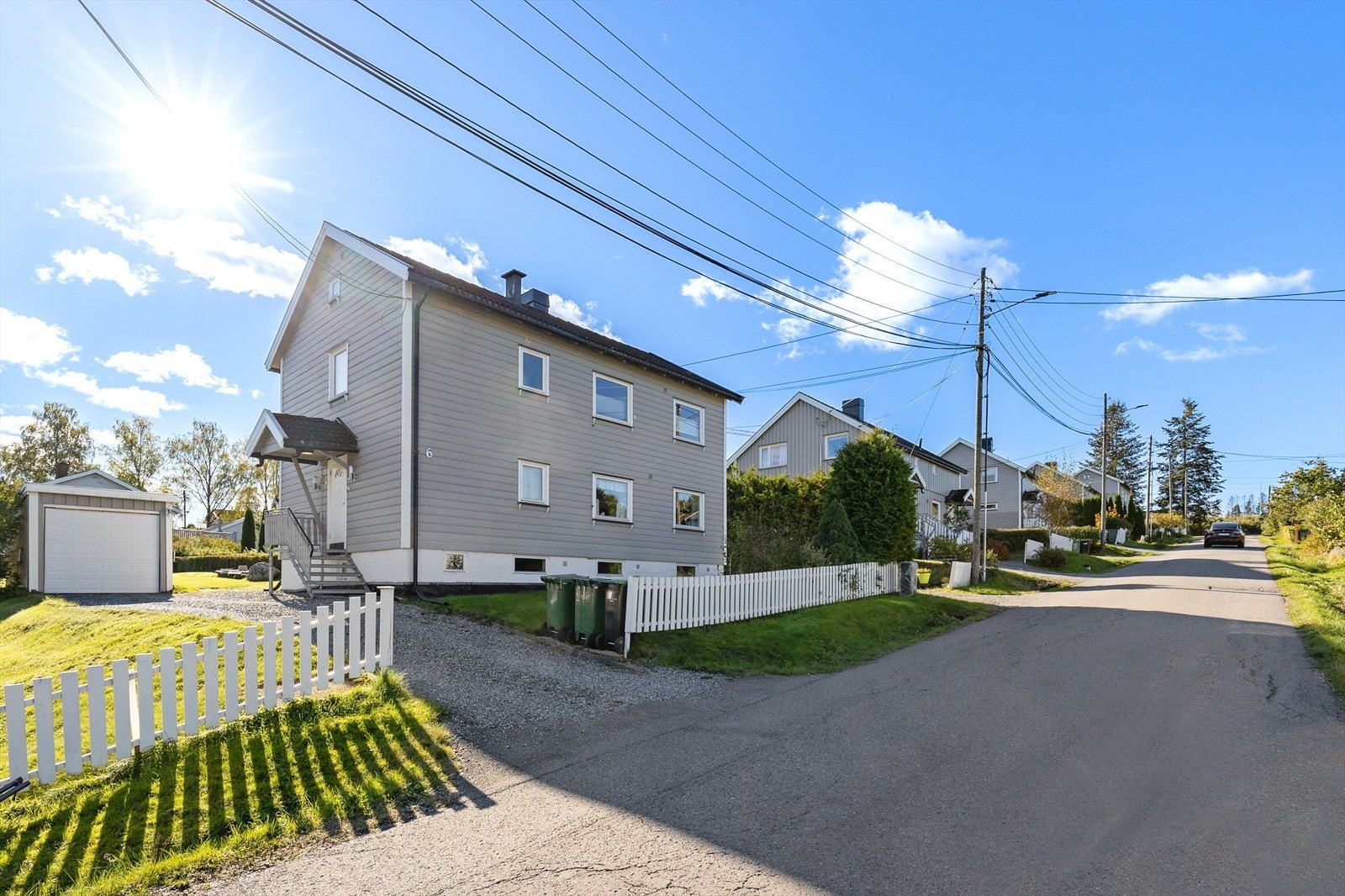 Boligen sett fra gaten med inngangspartiet Galleribilde