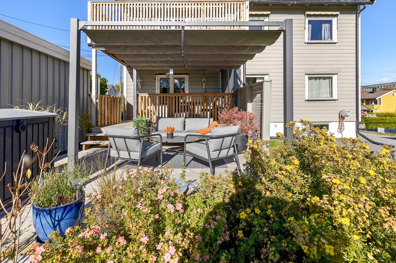 Solrik og flott terrasse. Pergola med skyvbar himling Galleribilde