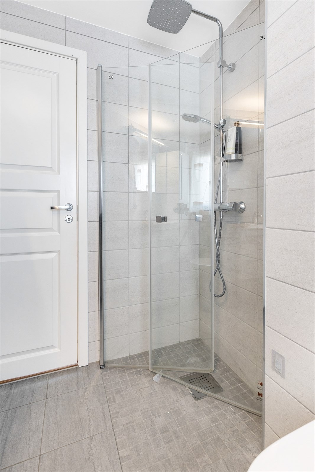 Dusjhjørne med svingbare glassdører Galleribilde