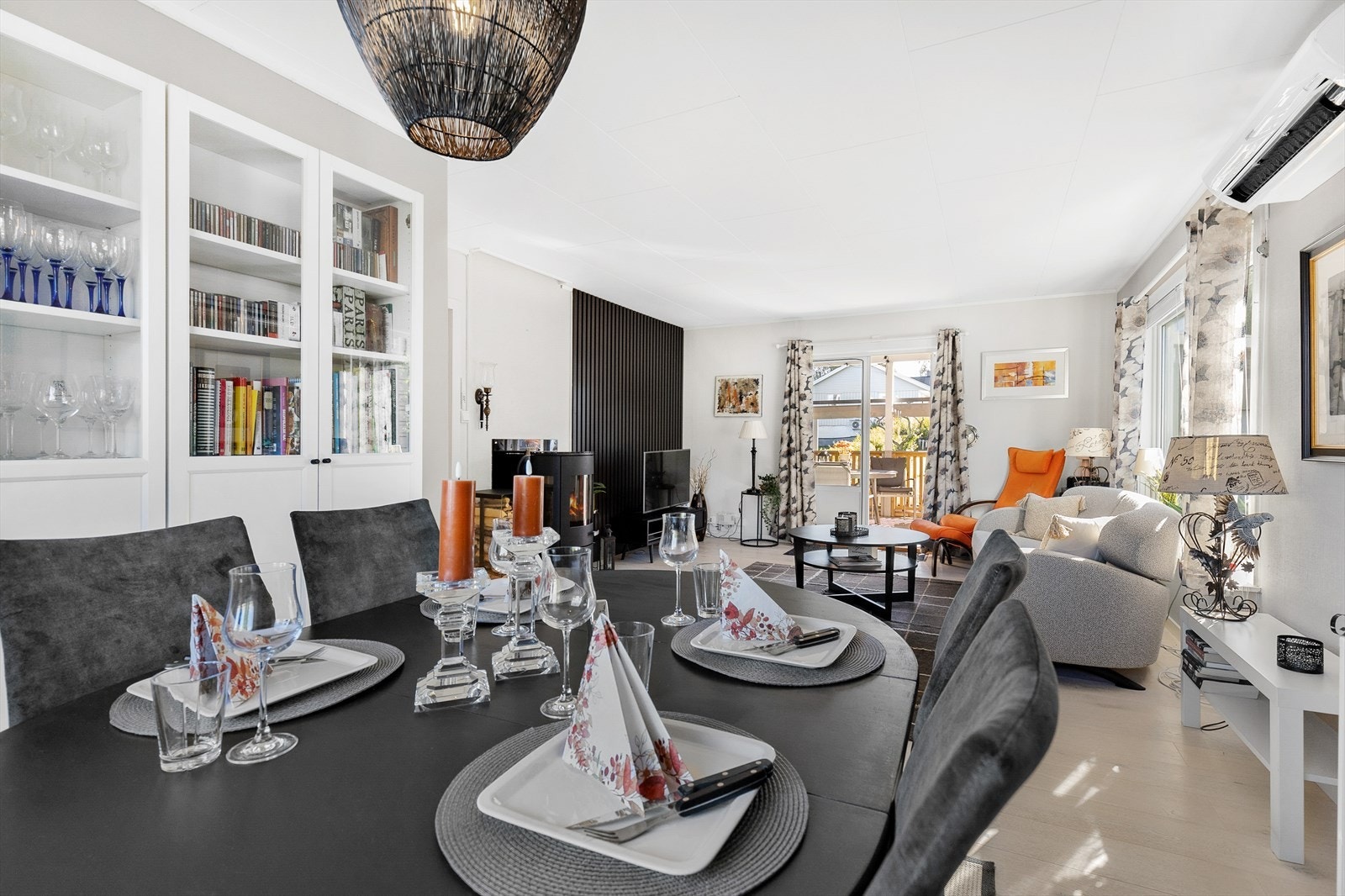 Det er plass til mange typer møblement i den romslige stuen Galleribilde