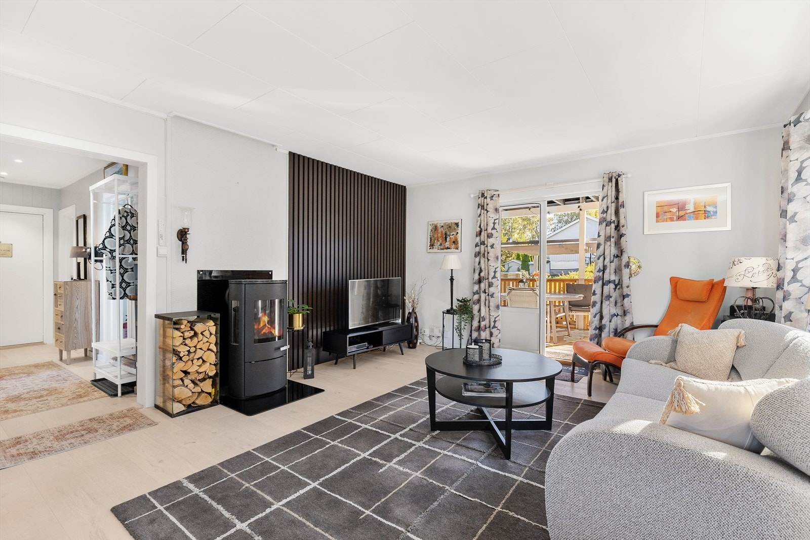 Direkte utgang til terrasse og hage fra stuen Galleribilde