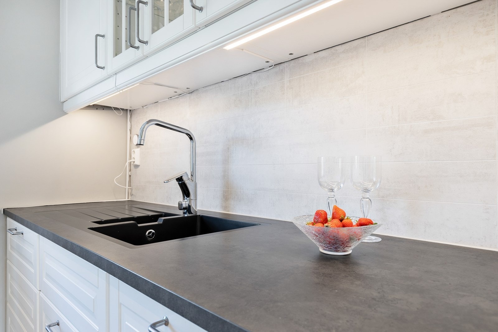 Underlimt vask og ettgreps blandebatteri Galleribilde