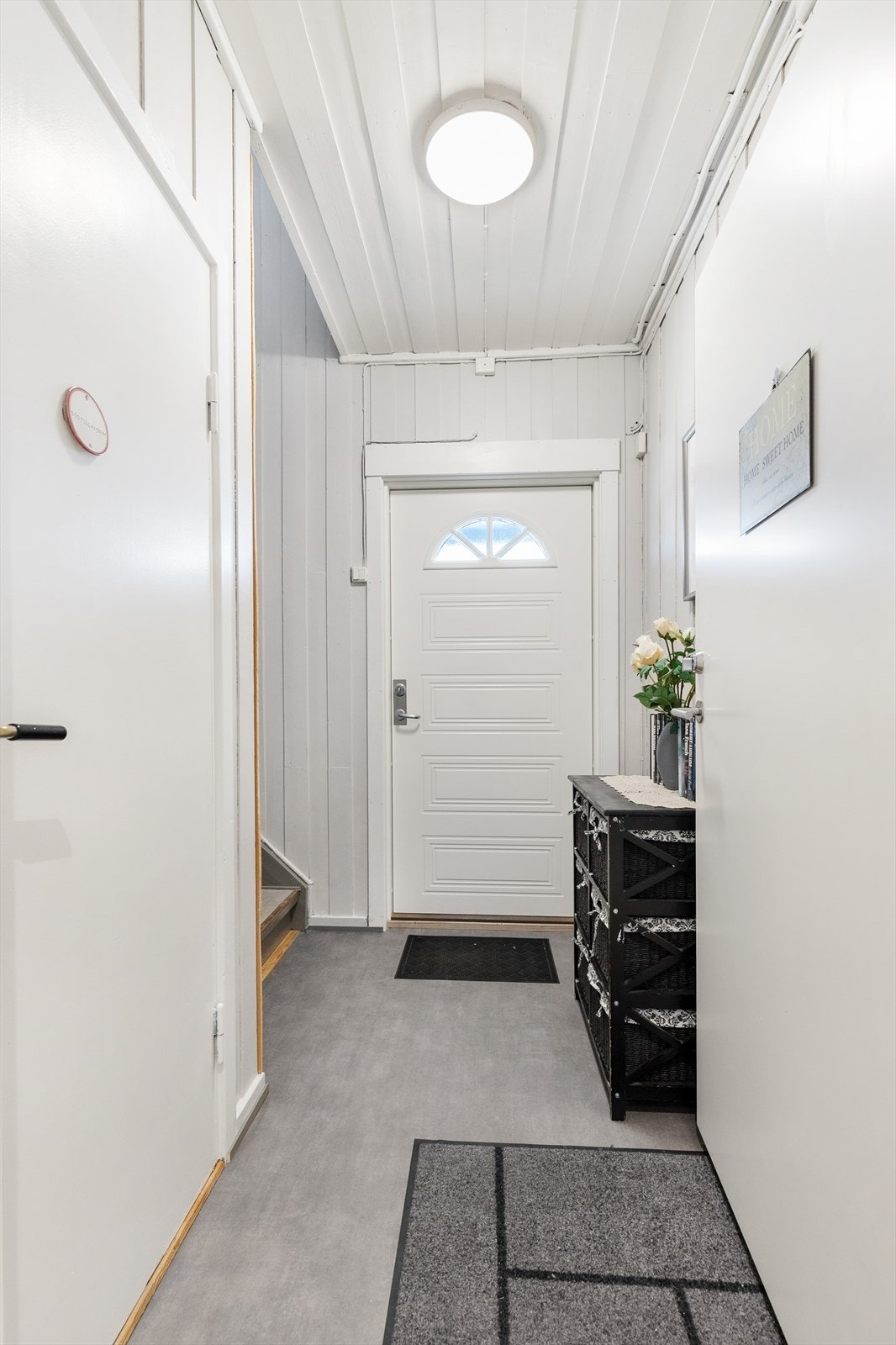Felles trapperom med entrédør, dør ned til kjeller og trapp opp til 2. etg. og loft Galleribilde
