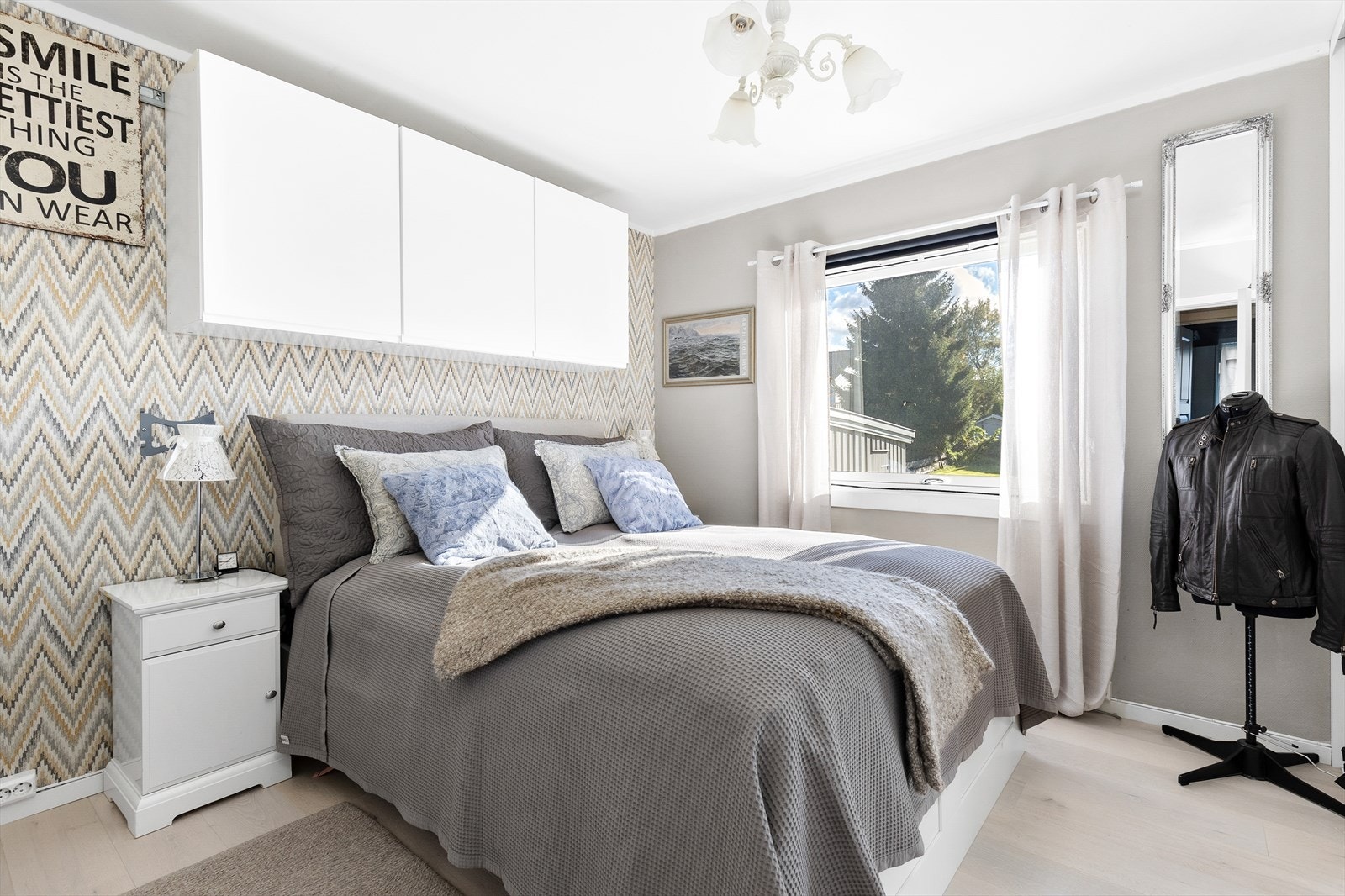 Hovedsoverom med god plass til dobbeltseng Galleribilde