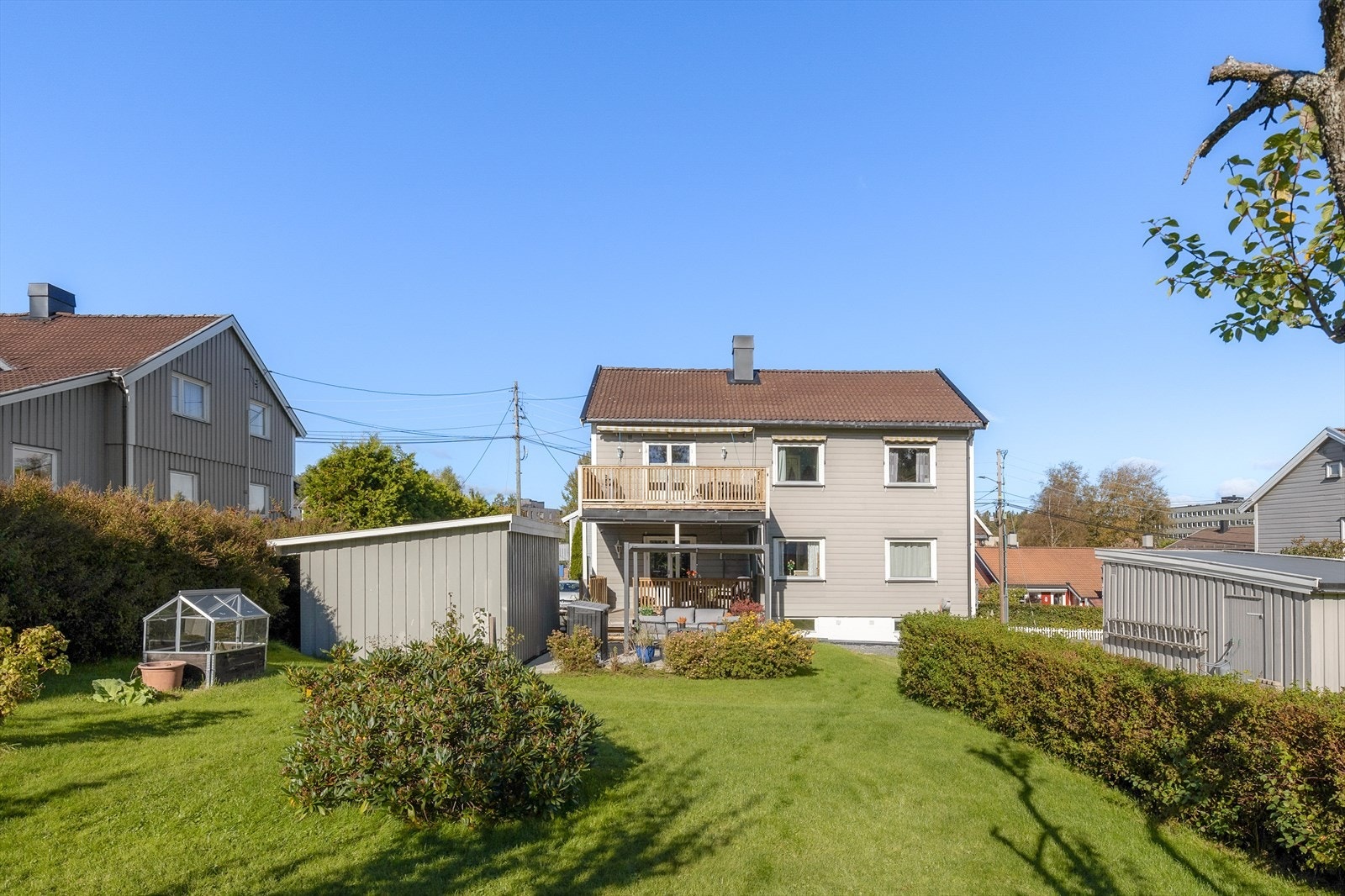 Stor og grønn hage med masse plass. Galleribilde