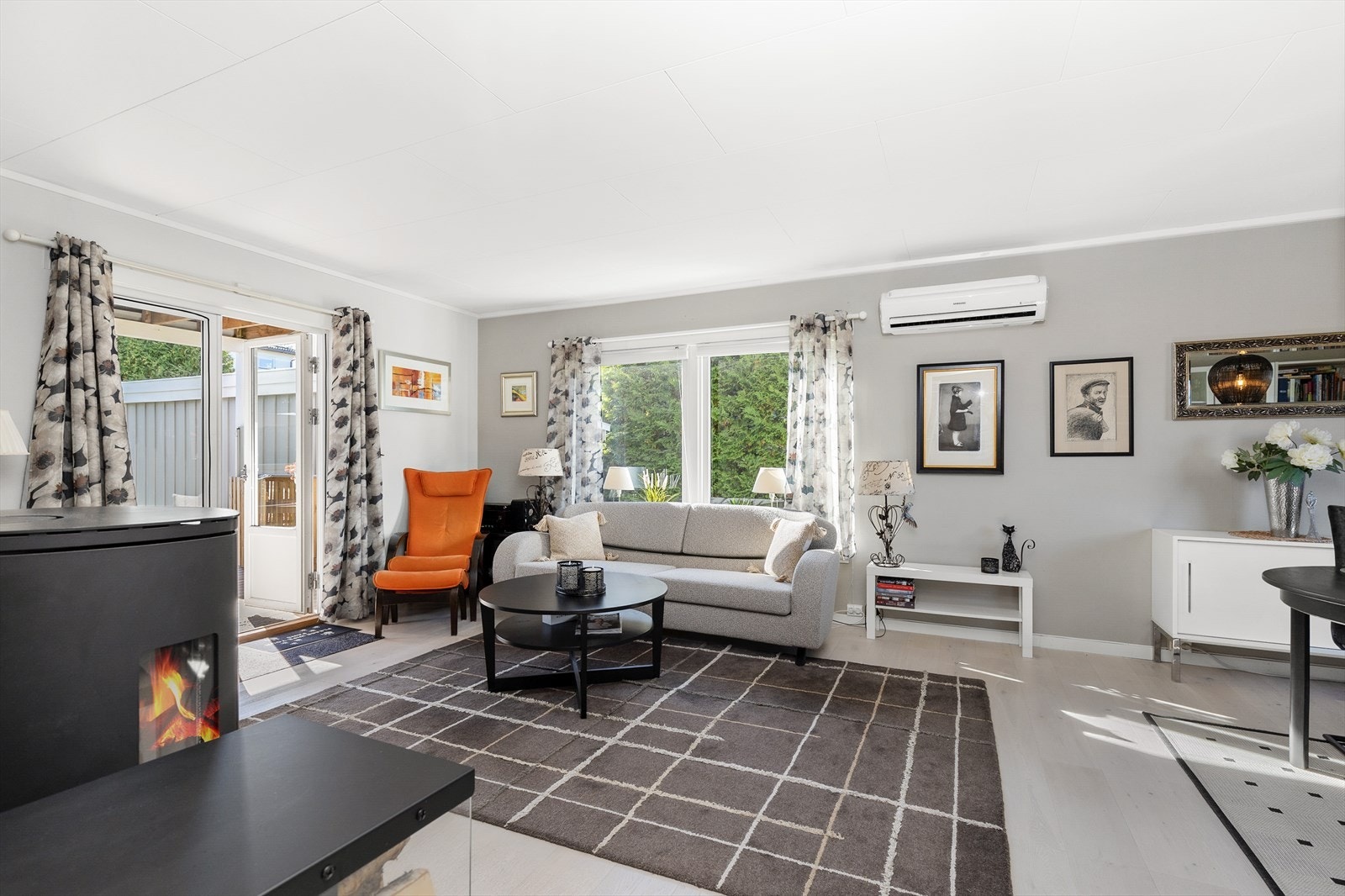 Lys og pen stue med vinduer på 3 sider Galleribilde