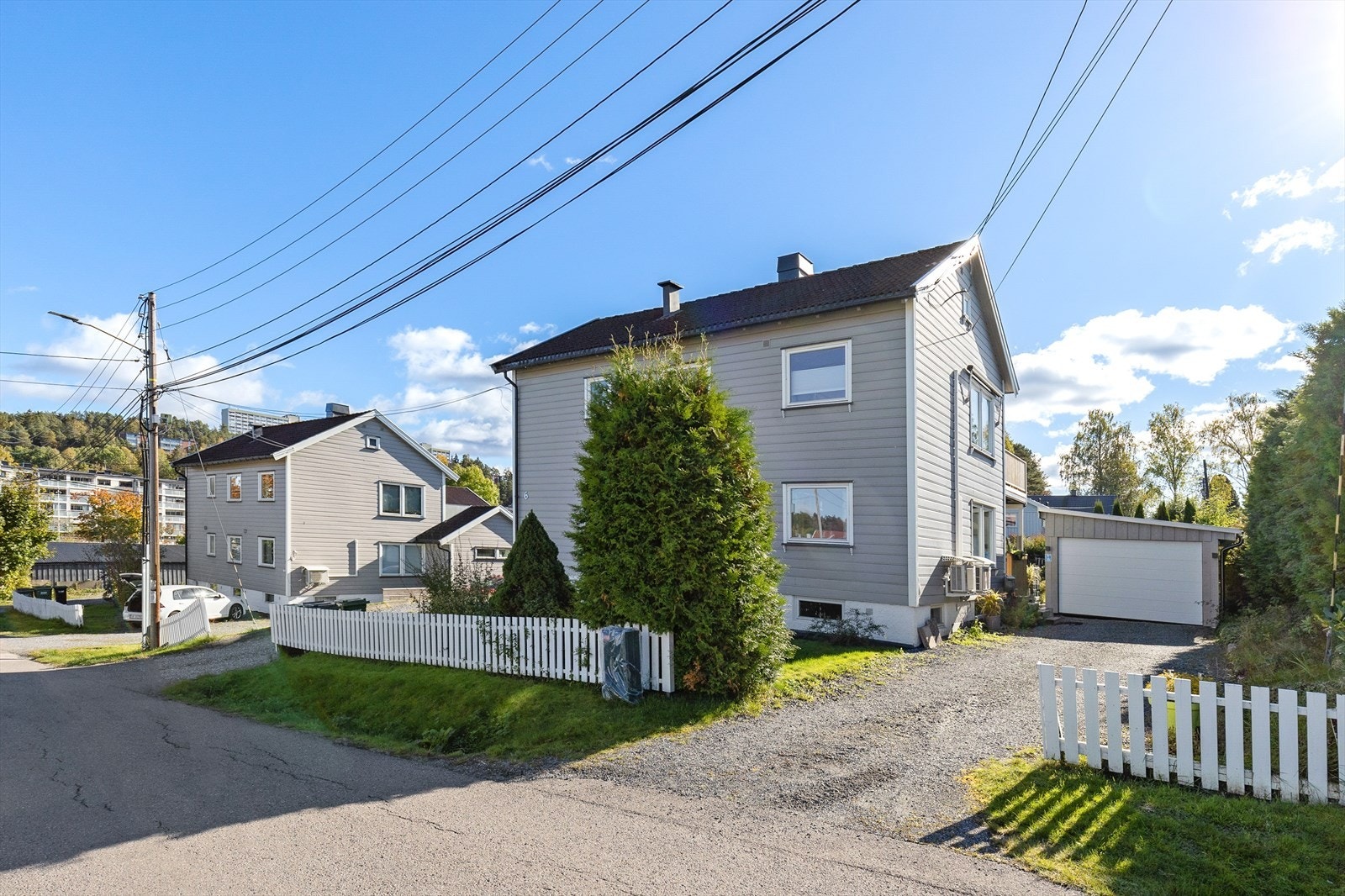 Nyoppført garasje 2022 og singlet gårdsplass Galleribilde