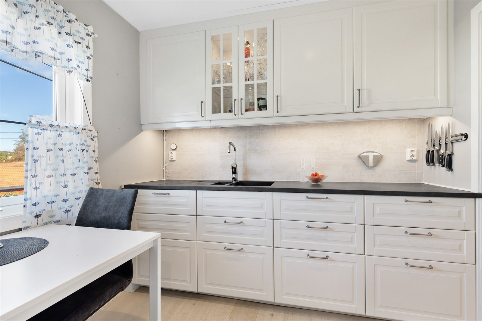 Moderne og tiltalende kjøkkeninnredning fra 2019 Galleribilde