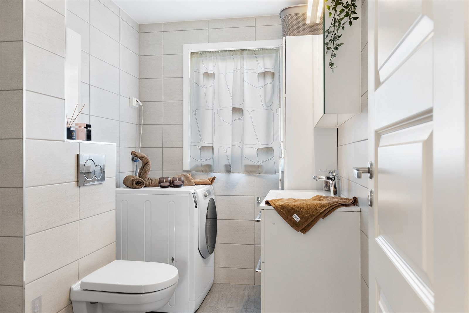 Delikat og pent, flislagt baderom fra 2018 Galleribilde