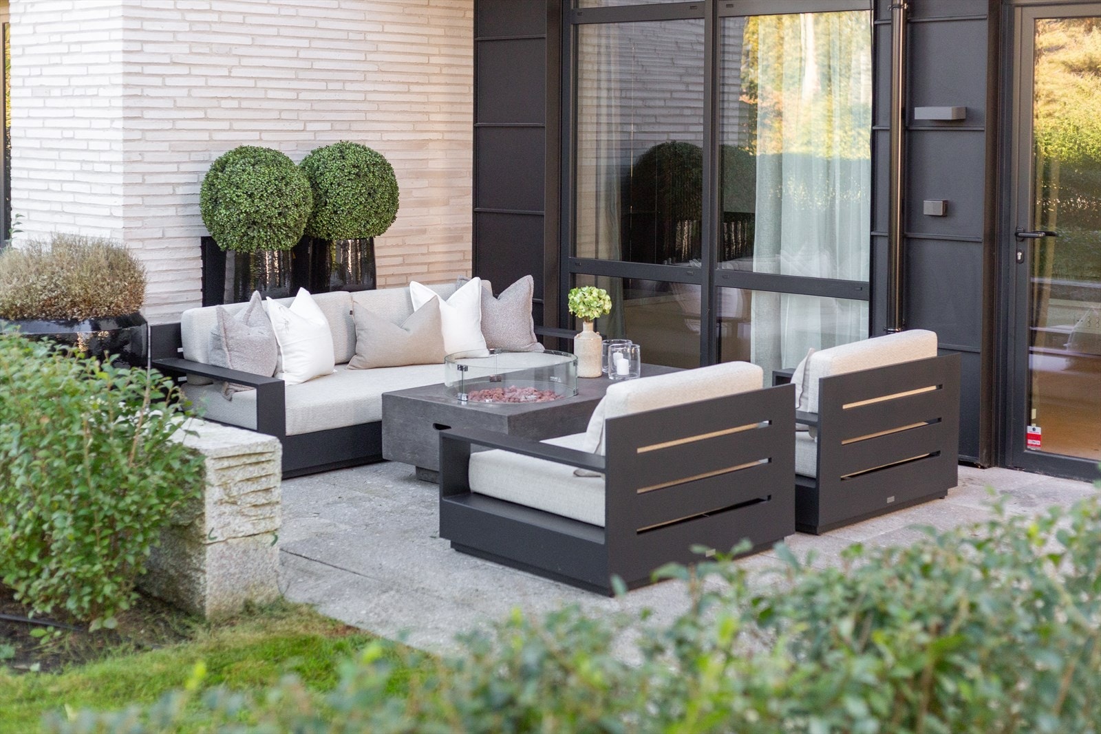 Det er rikelig med plass til både loungegruppe, langbord, beplantning og grill Galleribilde