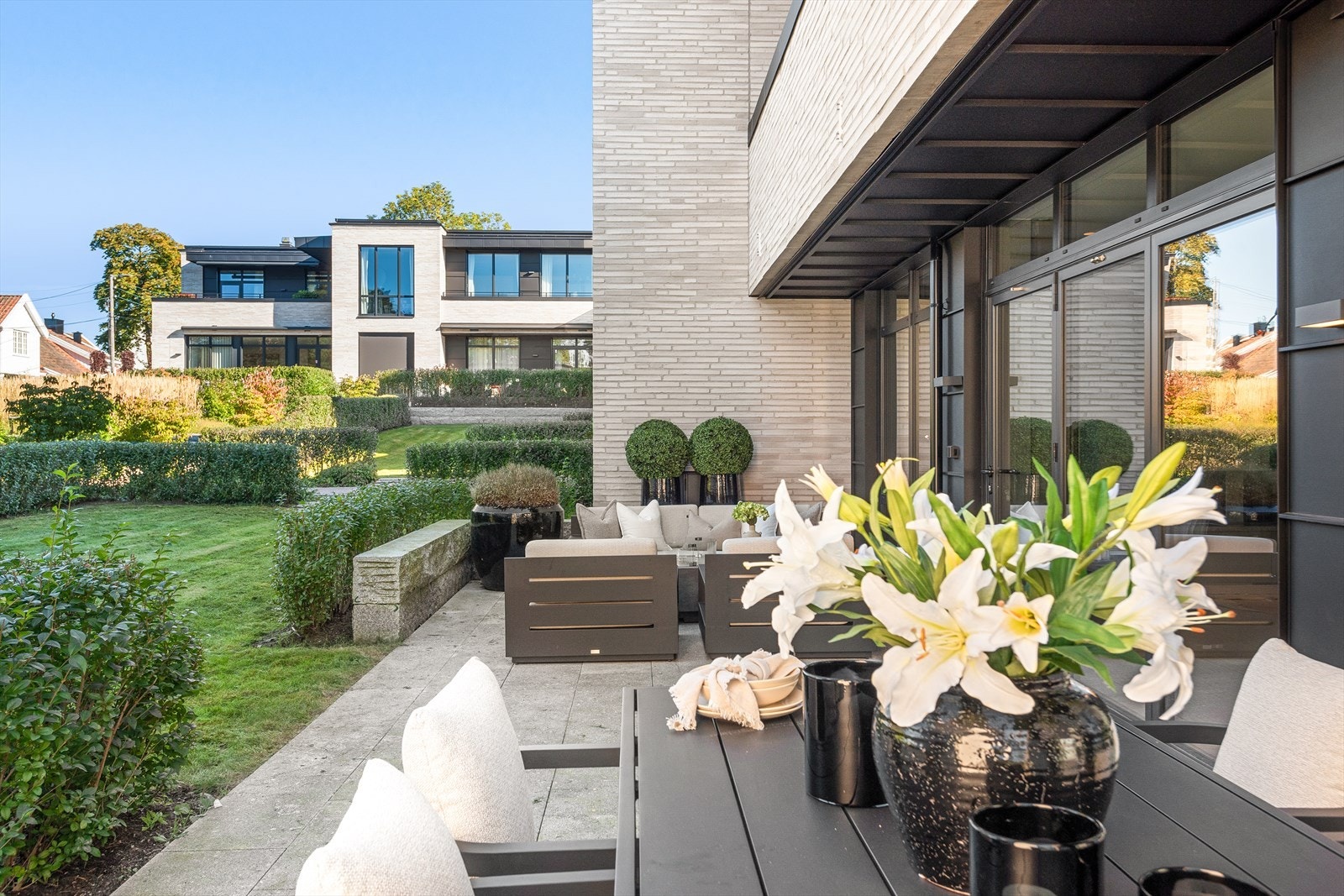 Boligen har en skjermet vestvendt markterrasse Galleribilde