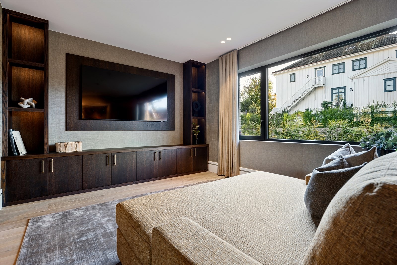 Leiligheten er påkostet med stilfull tapet på veggoverflatene og plassbygde møbelløsninger Galleribilde