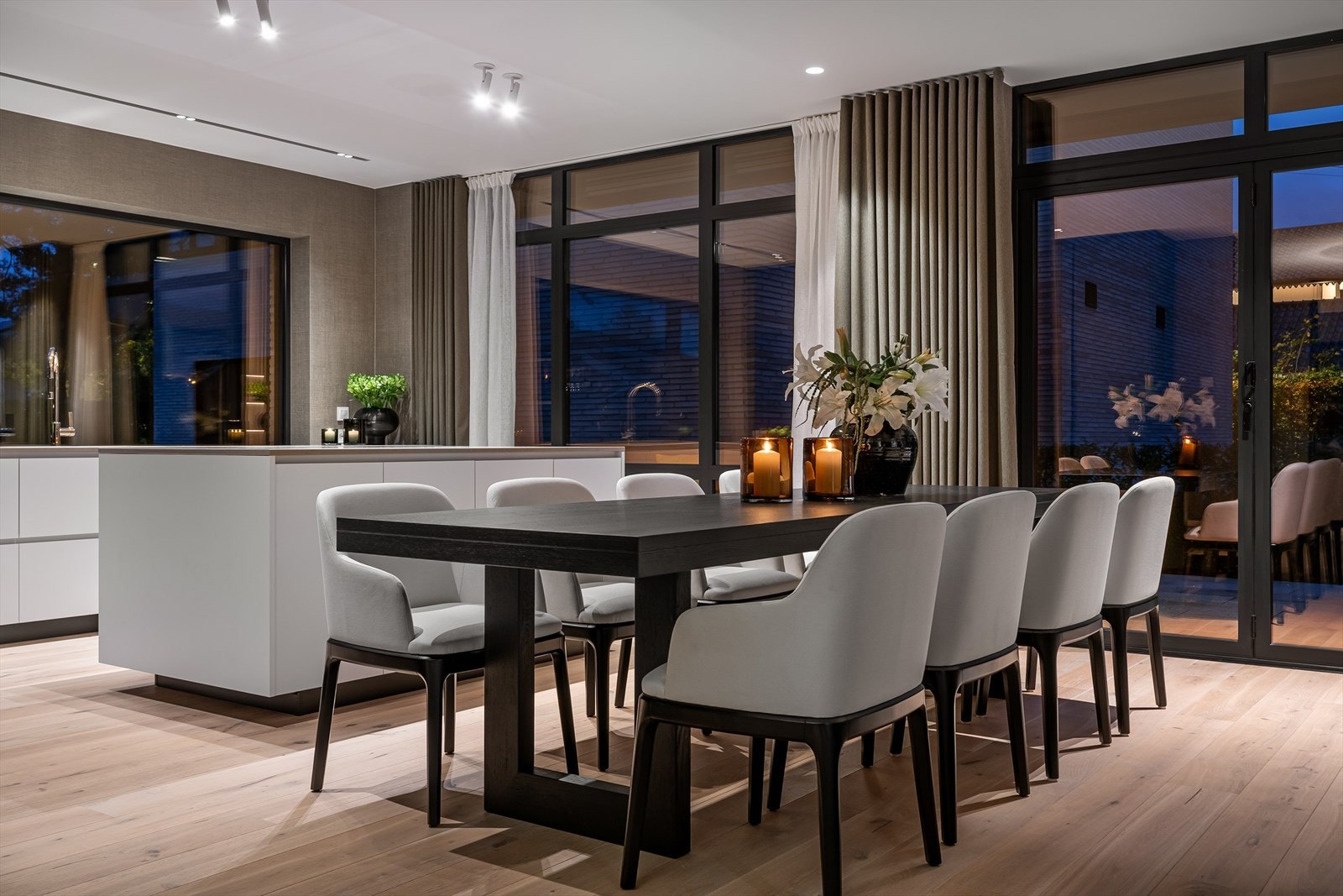 Denne leiligheten tilbyr alt du trenger for en komfortabel og luksuriøs livsstil - fra gjennomgående lysinnslipp og høy takhøyde til private utendørsområder og førsteklasses interiørdesign Galleribilde