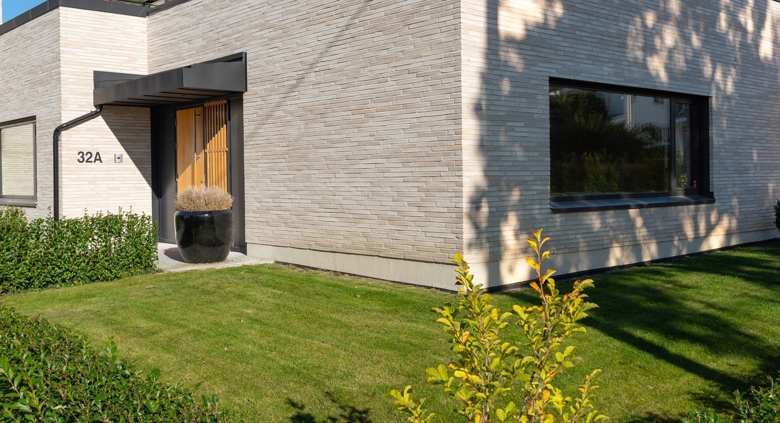 Arkitektens visjon for prosjektet har vært å skape boliger som balanserer mellom det praktiske i en leilighet og den romslige følelsen man får i en villa Galleribilde