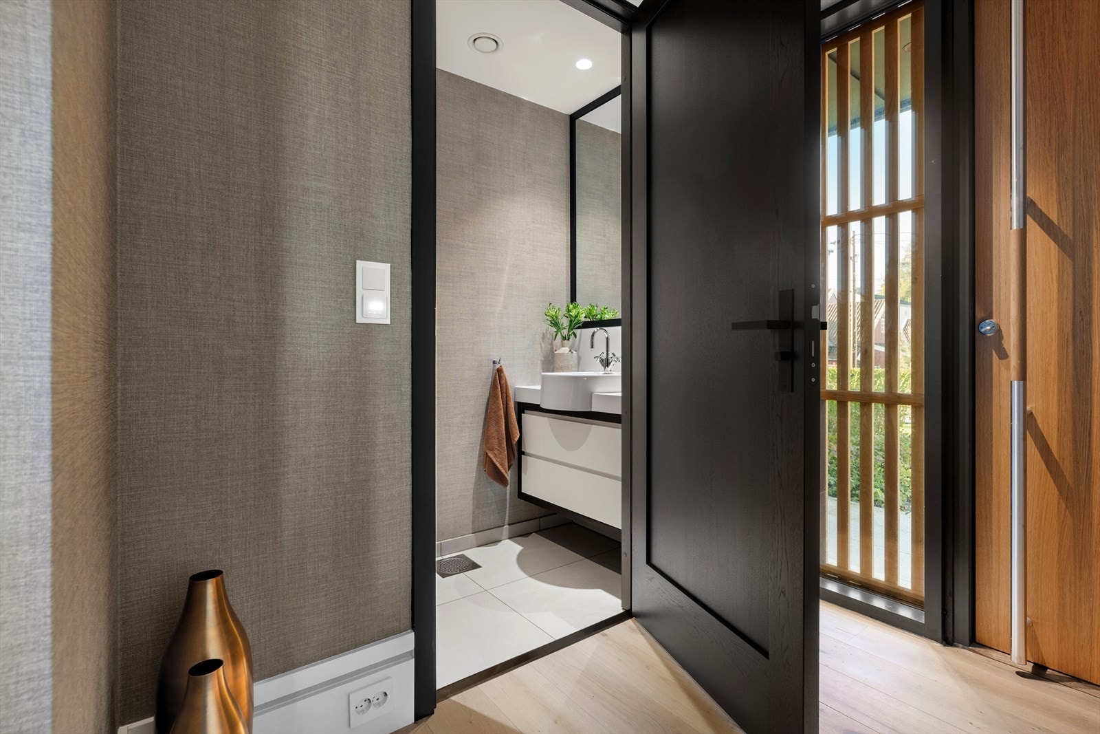 Det er et separat gjestetoalett i tilknytning til entréen, samt et eget vaskerom Galleribilde