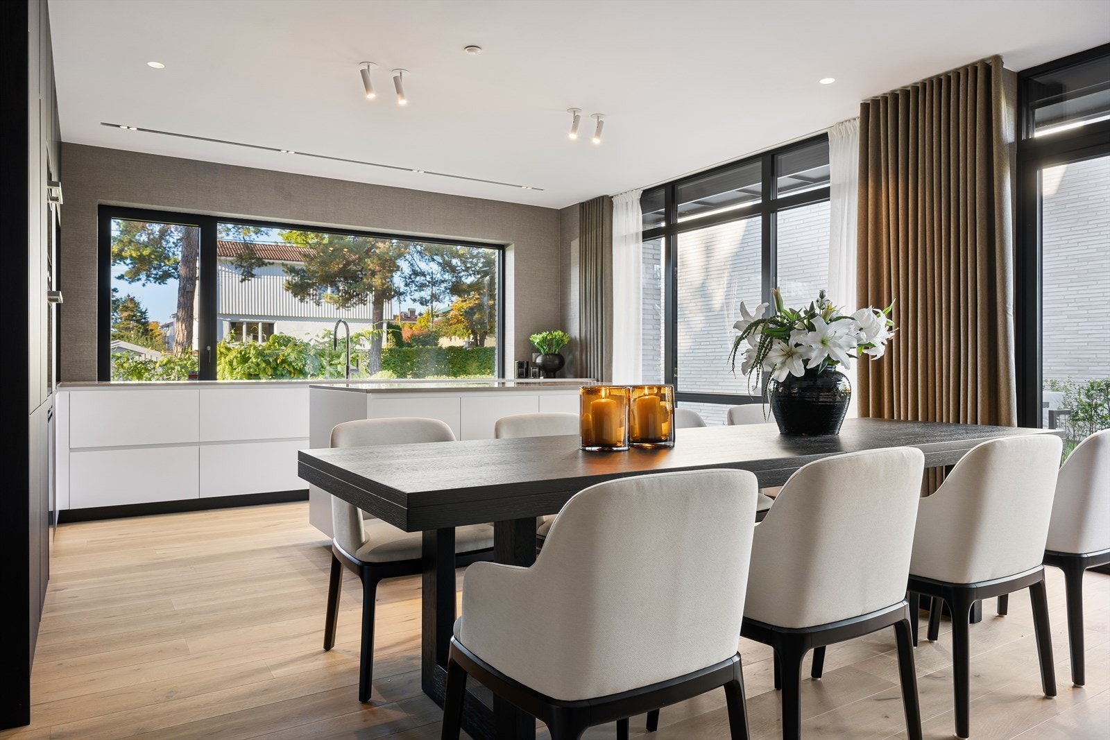 Det er god plass til stort langbord - Perfekt for sosiale sammenkomster Galleribilde