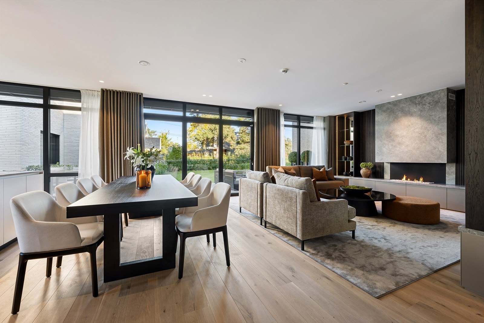 De store foldedørene visker ut skillet mellom inne og ute, slik at terrassen blir en naturlig forlengelse av stuen Galleribilde