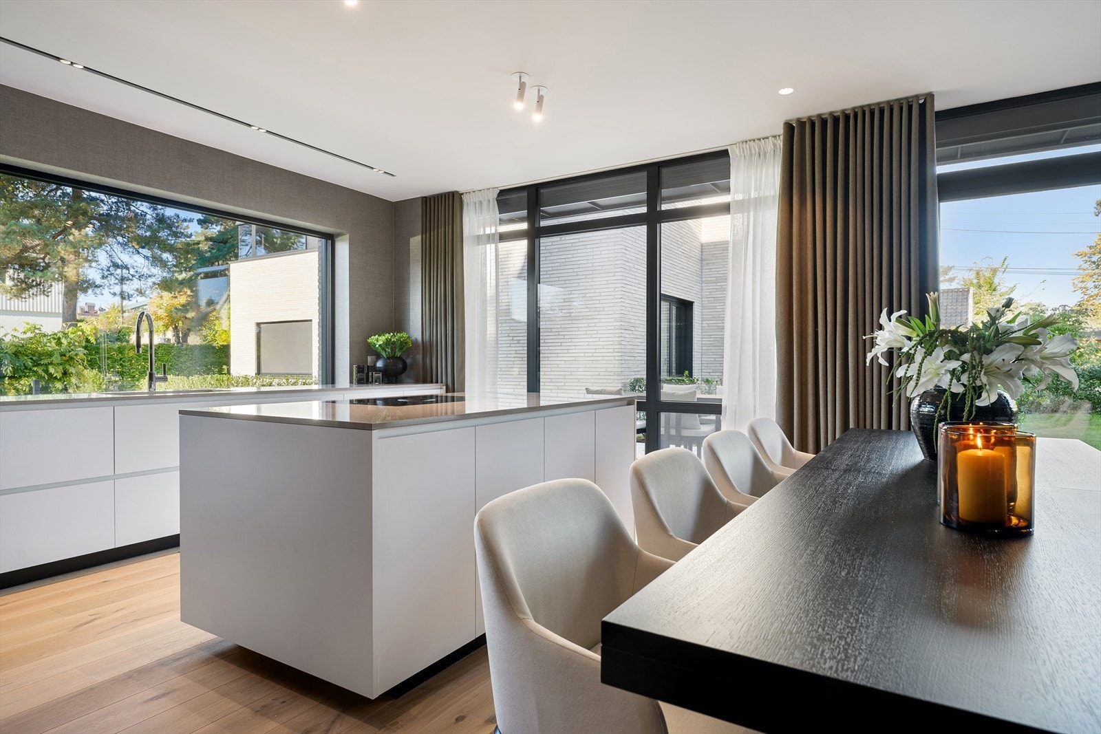 Leiligheten har eksklusive interiør- og materialløsninger med høy kvalitet og tidløs estetikk Galleribilde