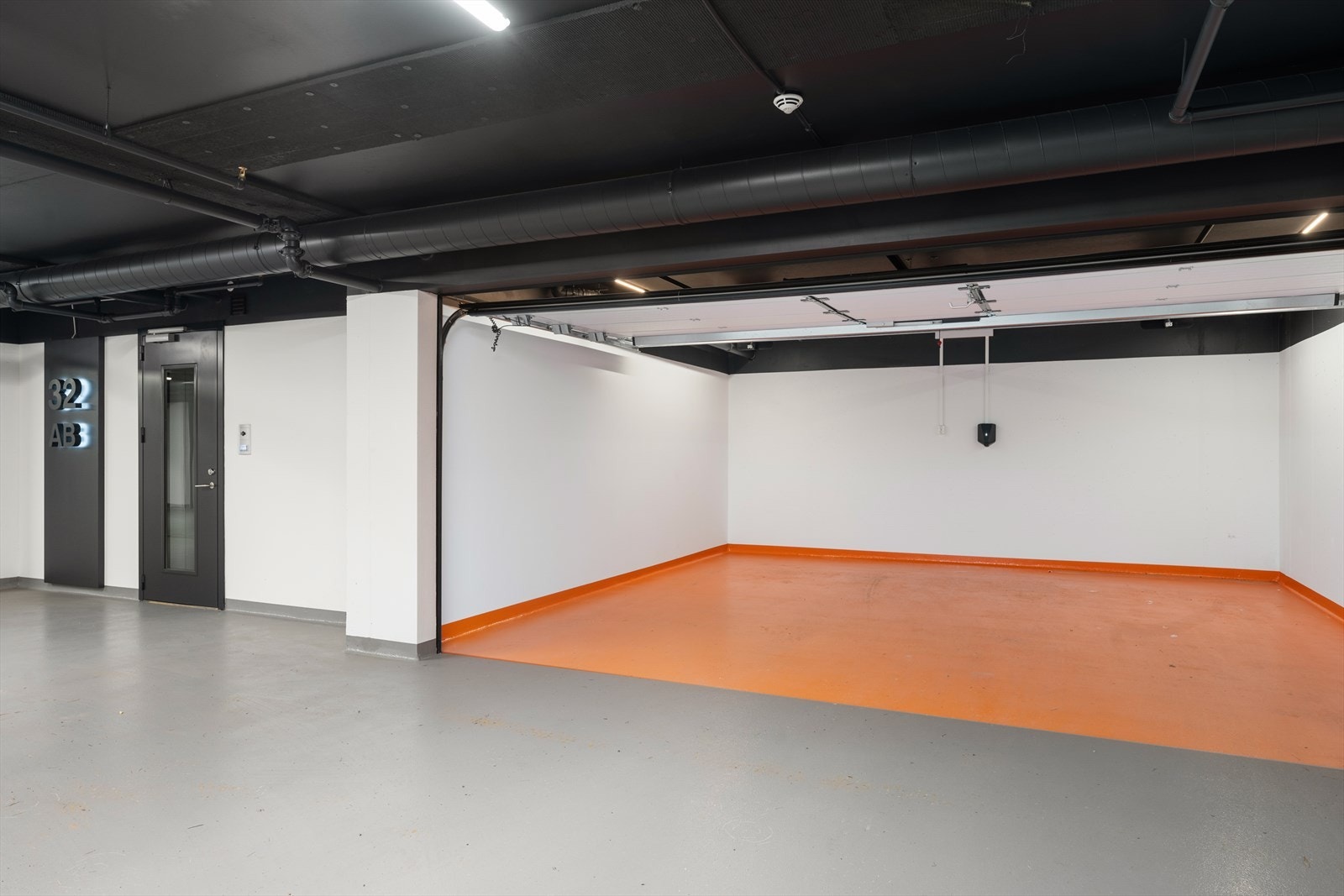 Direkte heisadkomst fra parkeringskjeller med 2 plasser i egen privat garasje med port, elbil-lader og sportsbod på 10 m² Galleribilde