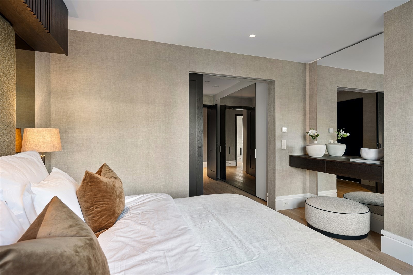 Soverommene har hvert sitt tilhørende walk-in closet og bad - Det er installert varmepumpe med luft til luft i hovedsoverom Galleribilde