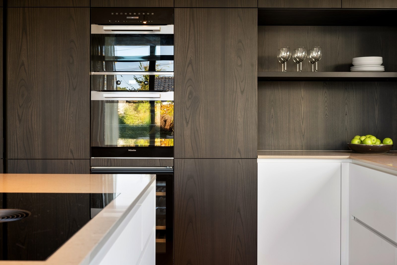 Øvrige hvitevarer er fra Miele og omfatter stekeovn, oppvaskmaskin, kombiovn, vinskap, kjøleskap og fryser Galleribilde