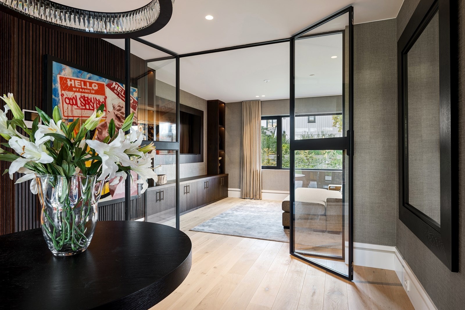 Leiligheten har sjenerøse rom med god takhøyde og gjennomgående bruk av kvalitetsmaterialer og skreddersydde interiørløsninger Galleribilde