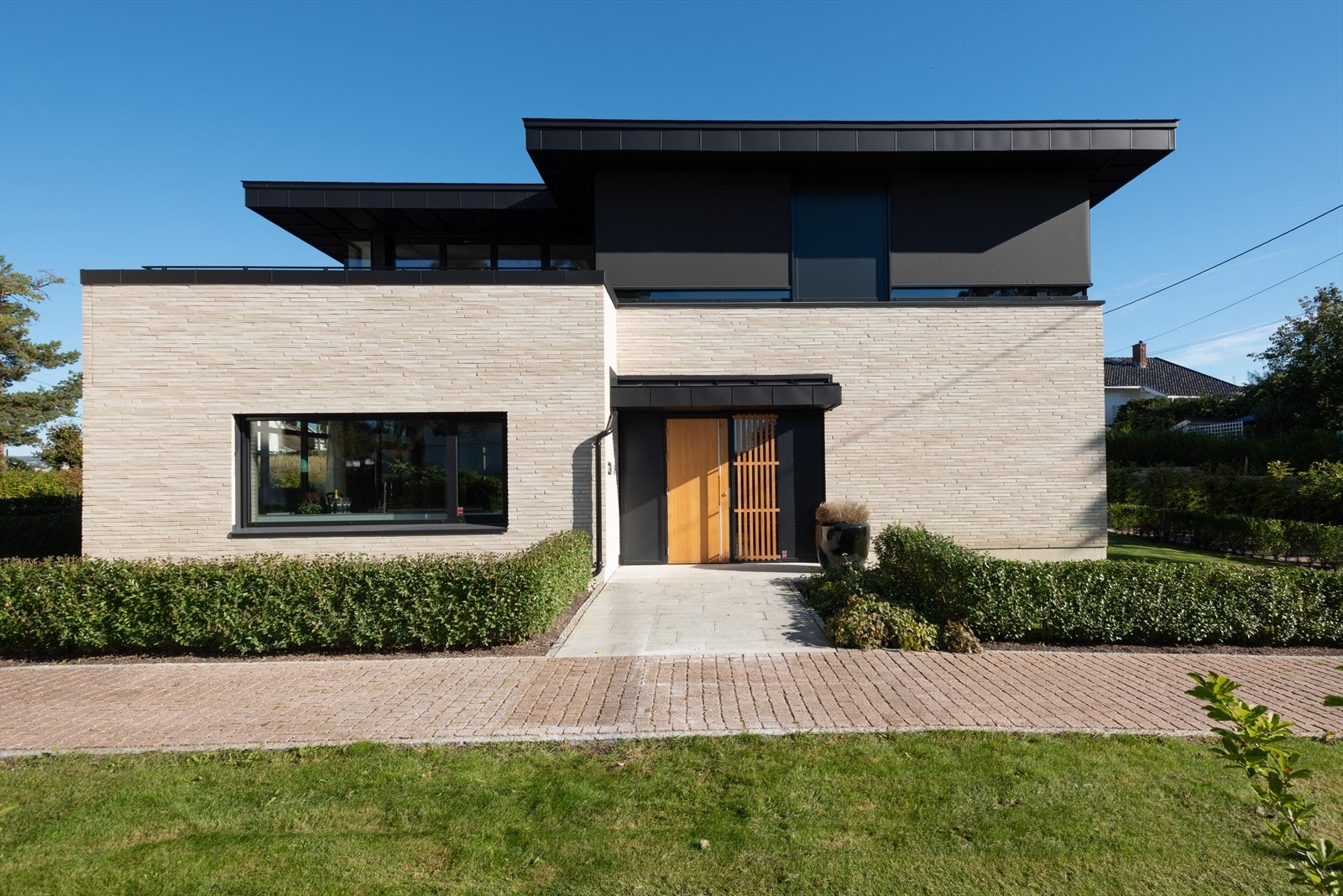 Inngangspartiet og deler av hagen vender mot syd, ideelt for å nyte solfylte dager Galleribilde