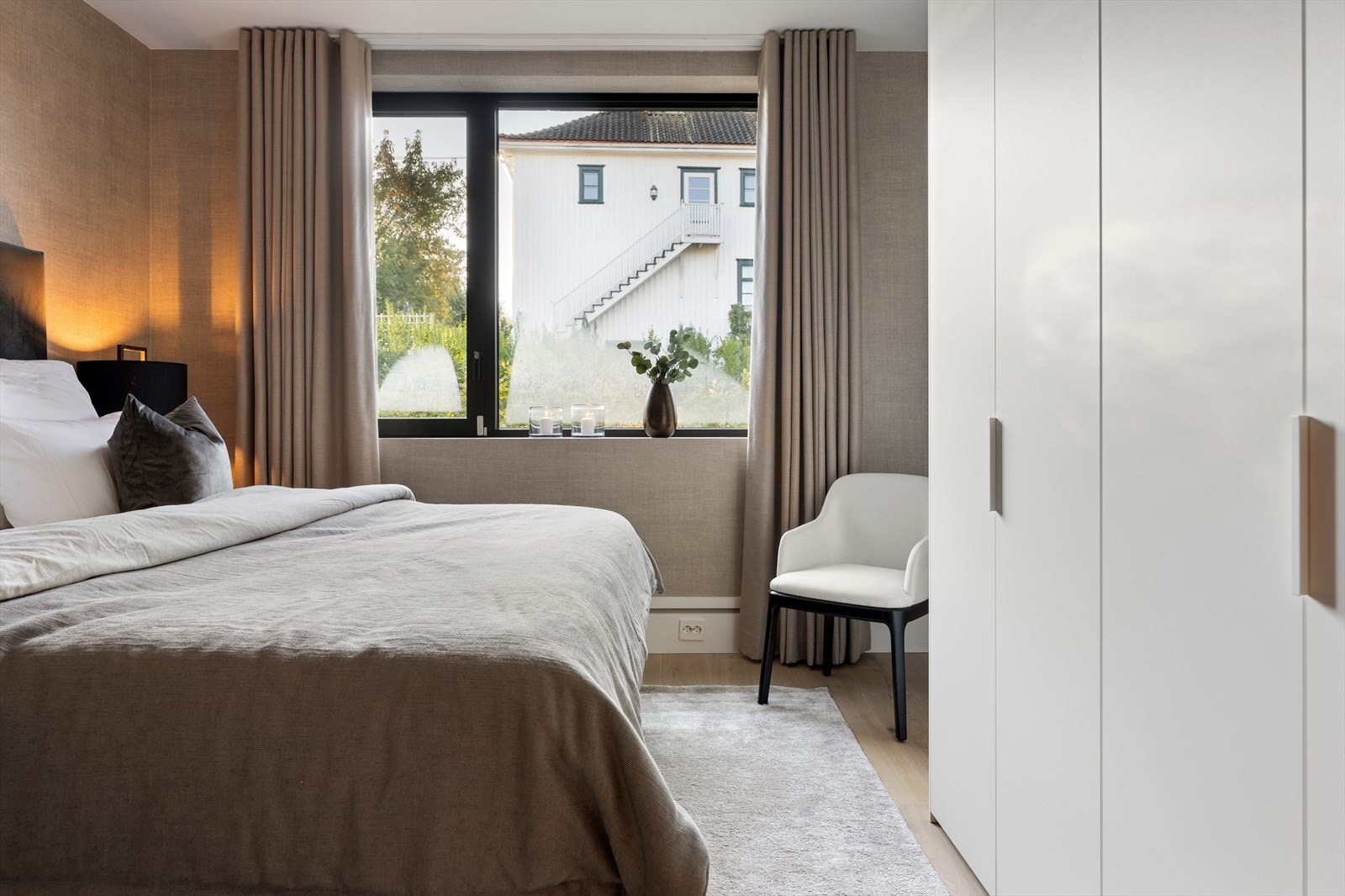 Det er montert en stor garderobeinnredning for ekstra oppbevaringsplass Galleribilde