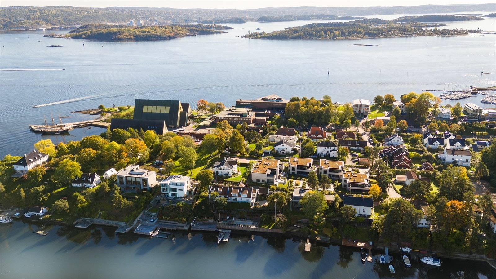 Halvøya er hjemsted for flere av Norges mest kjente museer, som Vikingskipshuset, Kon-Tiki Museet, Norsk Folkemuseum og Fram-museet Galleribilde