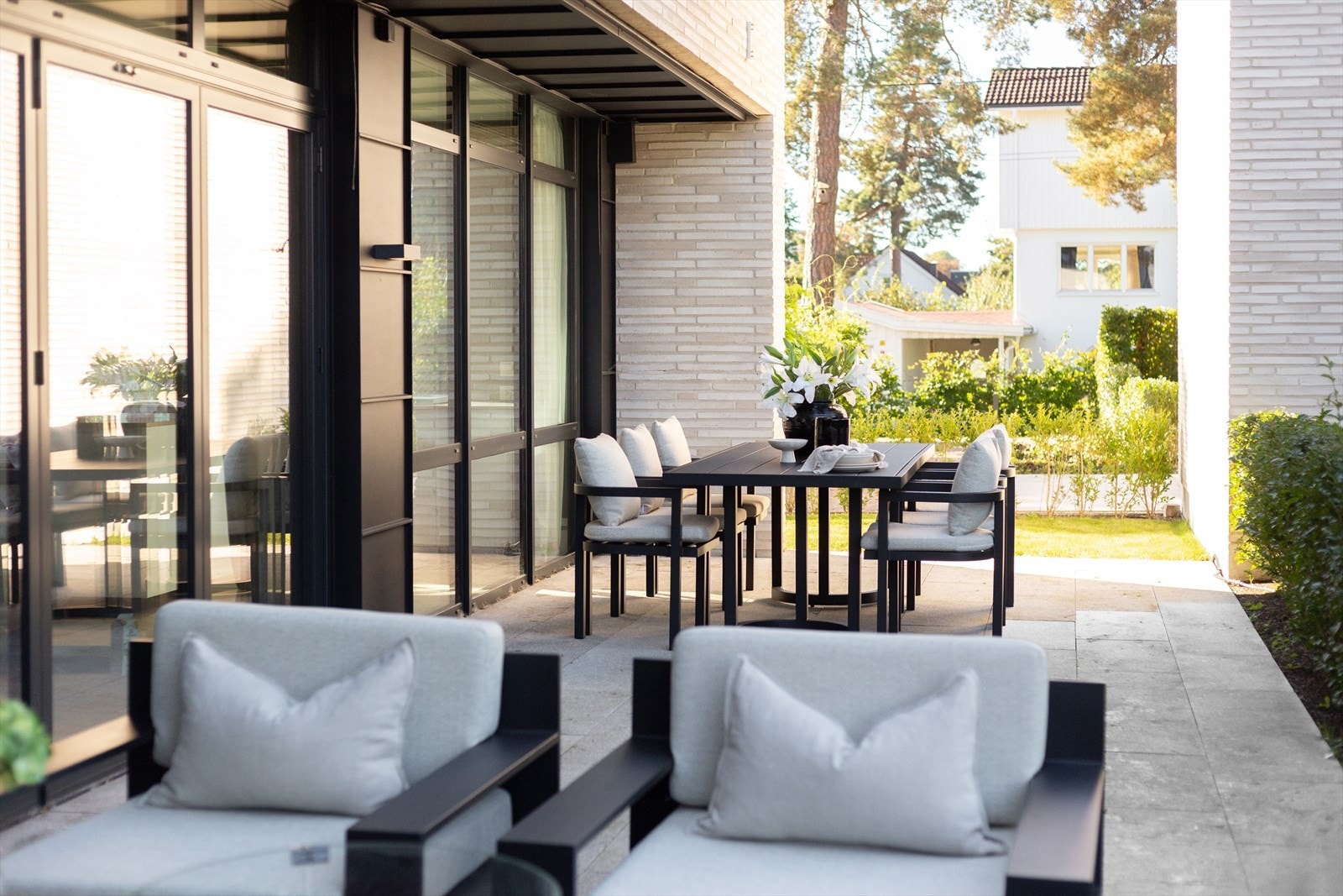 Markterrassen er på hele 40 m² og er belagt med granittstein Galleribilde